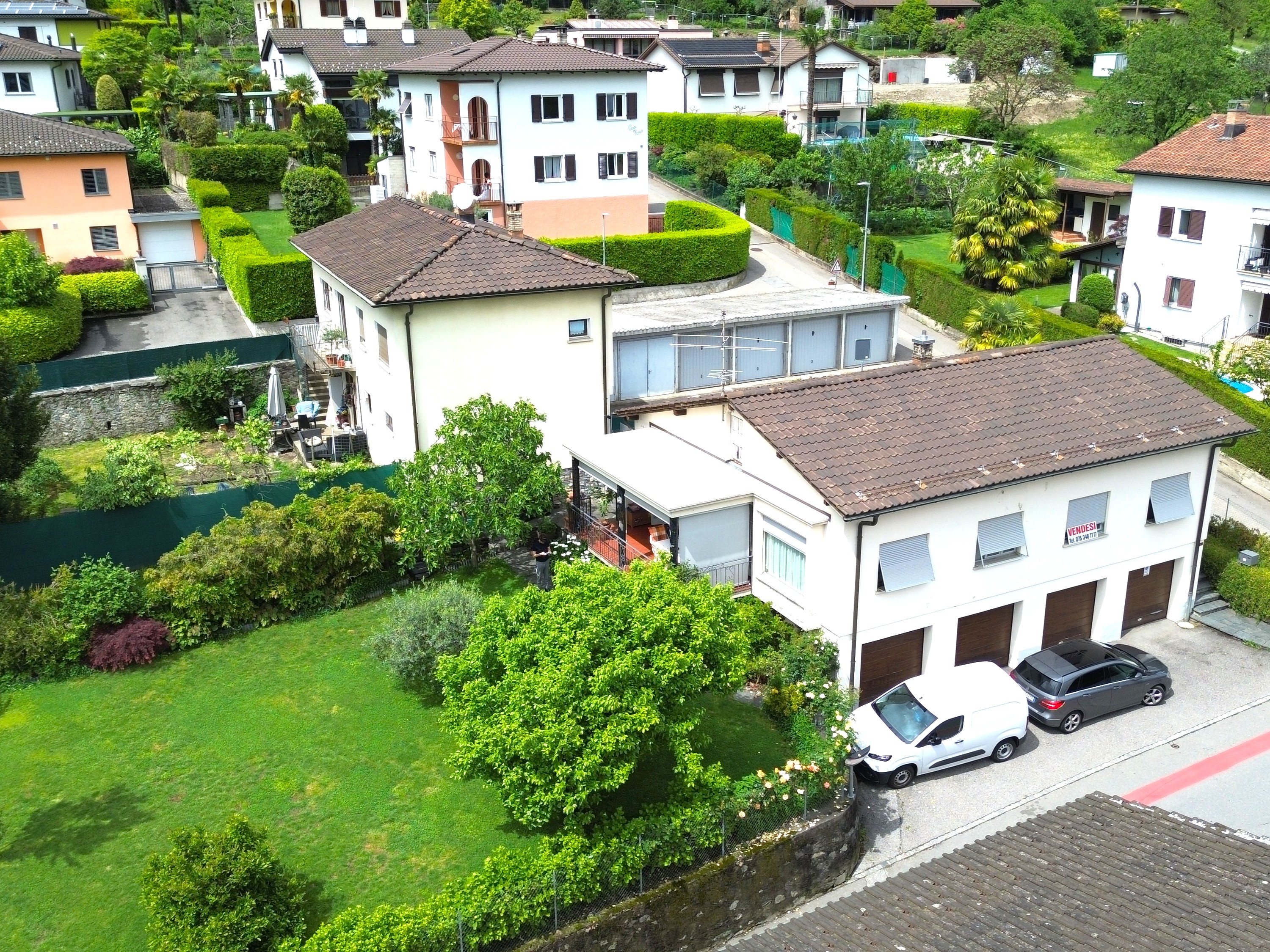 Luftaufnahme eines Wohnhauses mit Garten