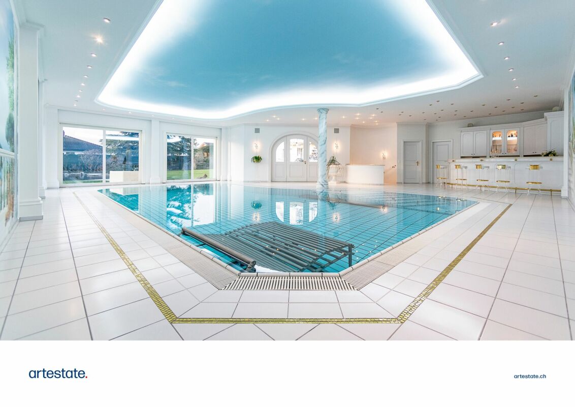 Innenpool mit luxuriösem Lounge- und Barbereich