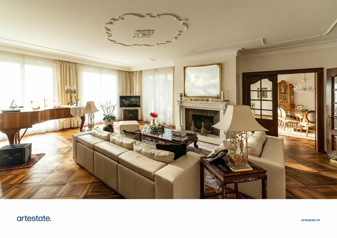 Elegantes Wohnzimmer mit klassischer Einrichtung