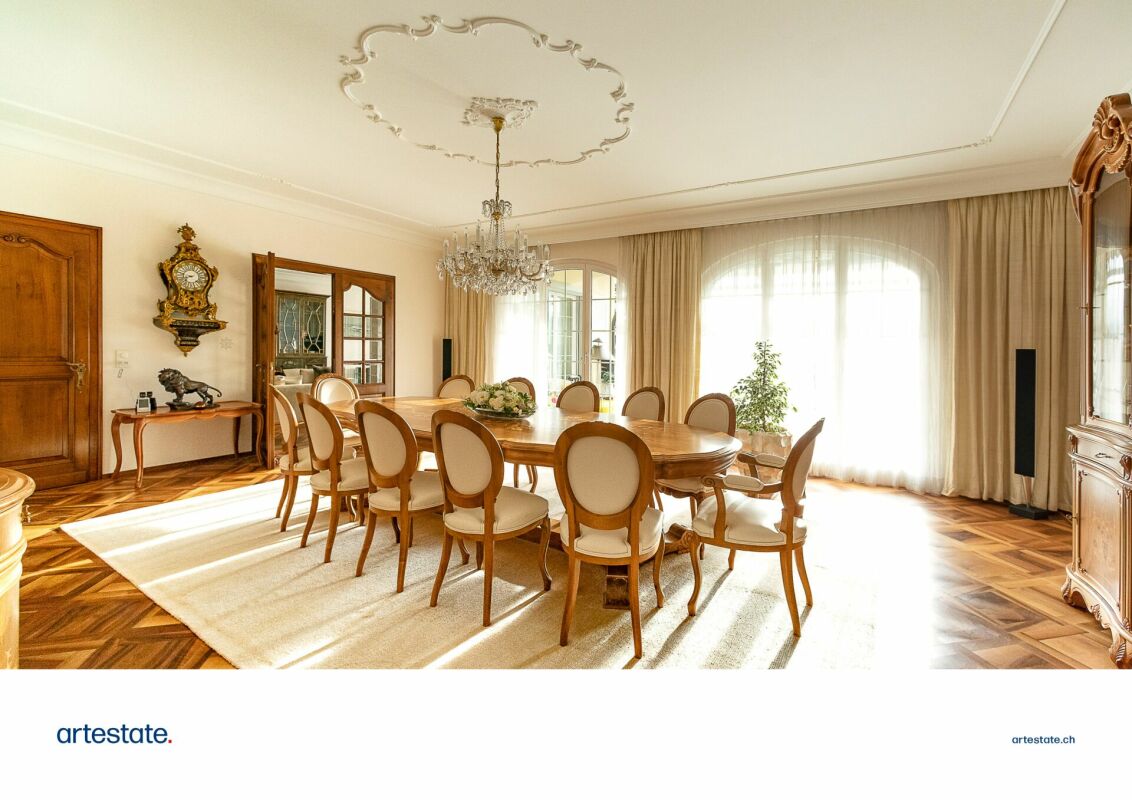 Elegantes Esszimmer mit Kronleuchter