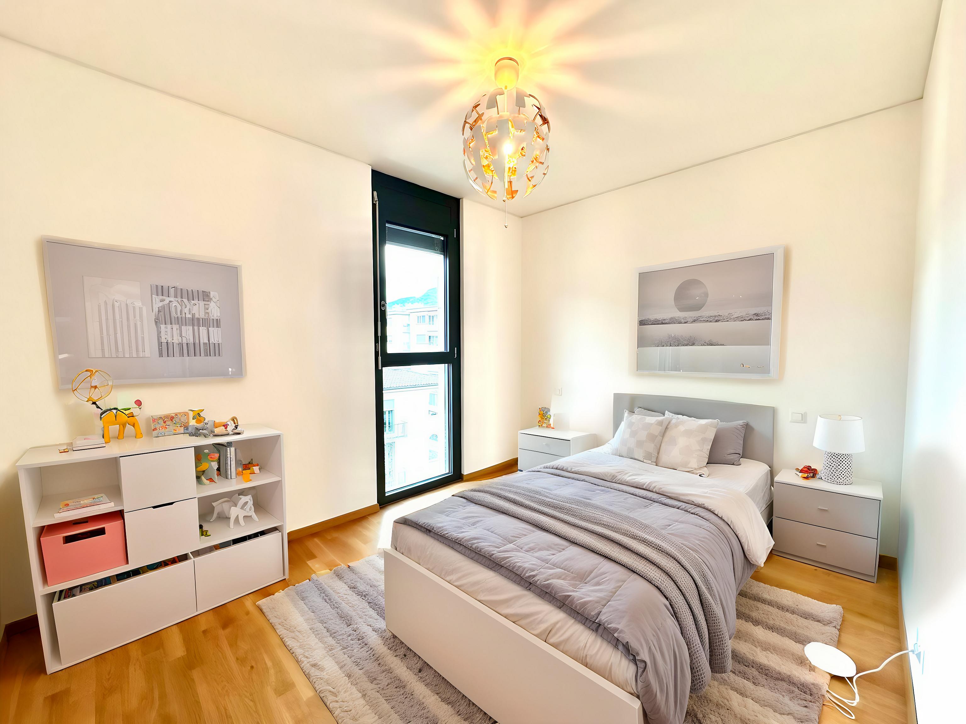 Modernes Schlafzimmer mit hellem Tageslicht