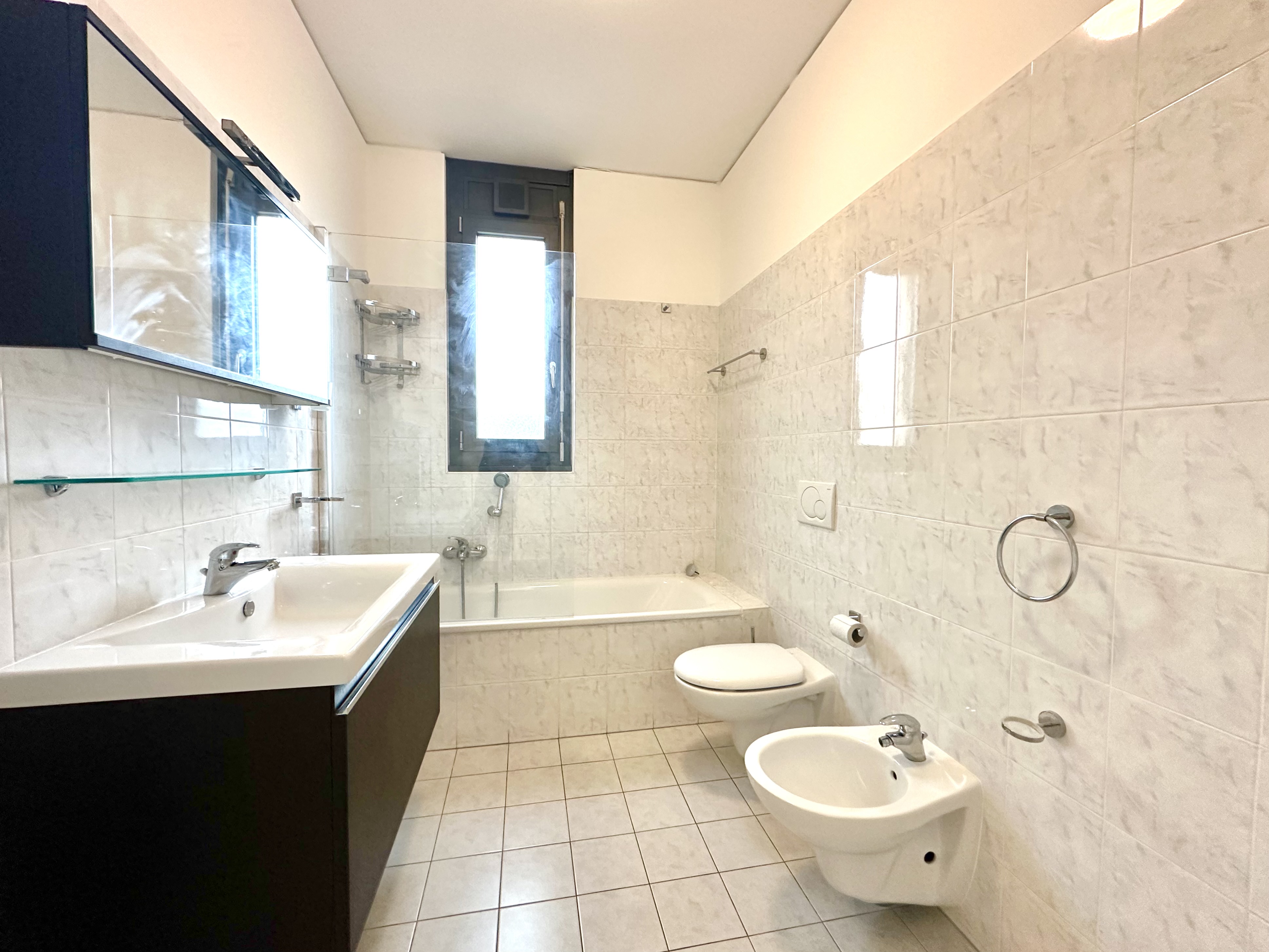 Modernes Bad mit Wanne und Bidet