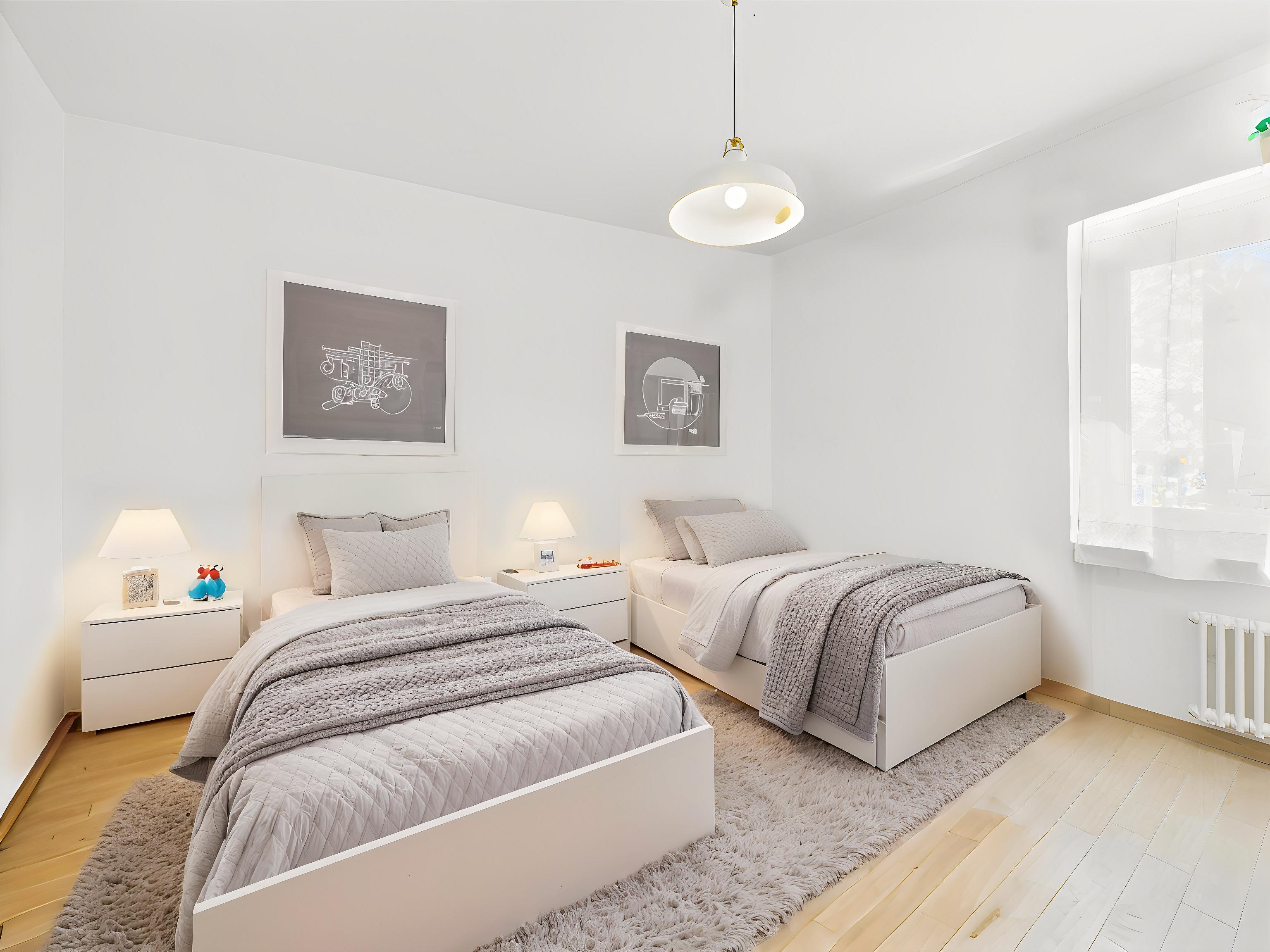 Helles Schlafzimmer mit zwei Einzelbetten