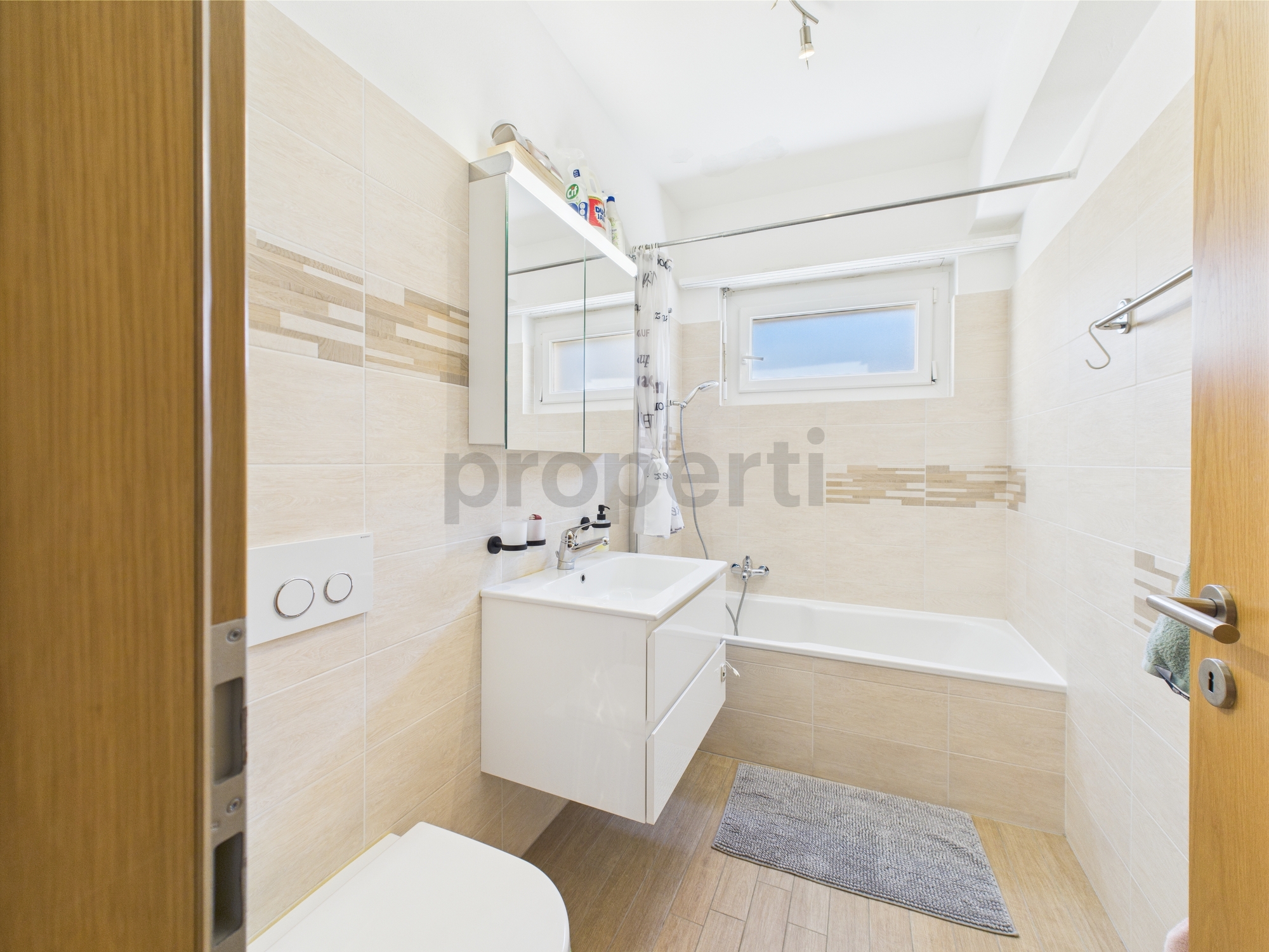 Modernes kleines Badezimmer mit Badewanne