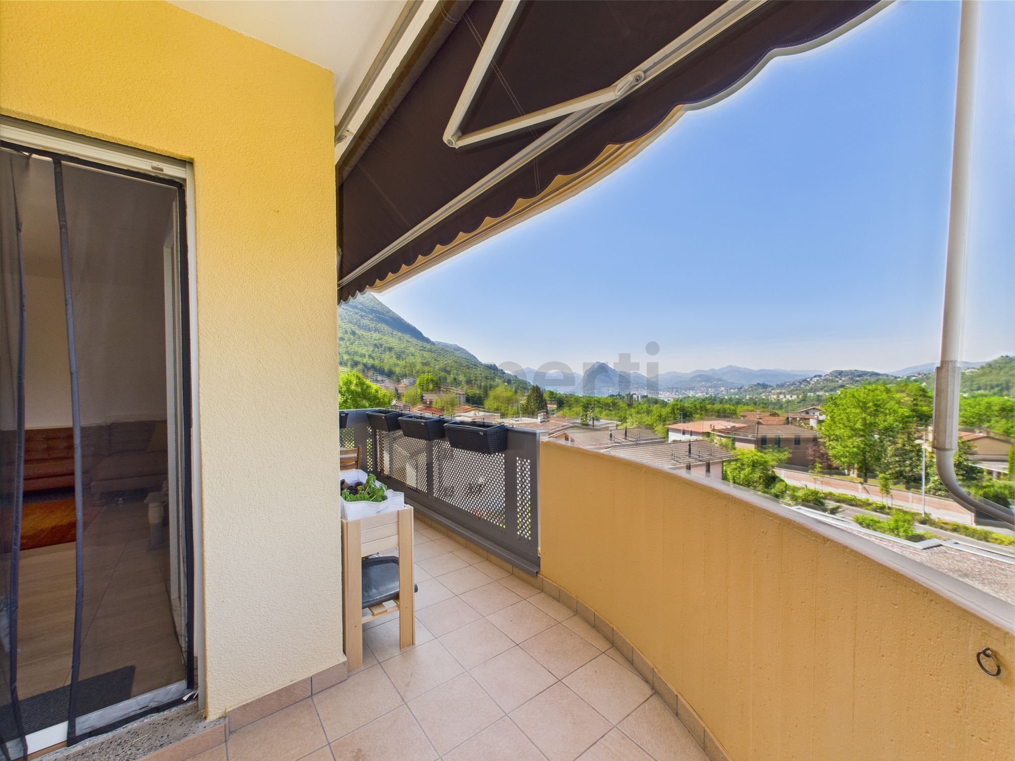 Überdachter Balkon mit Panoramablick