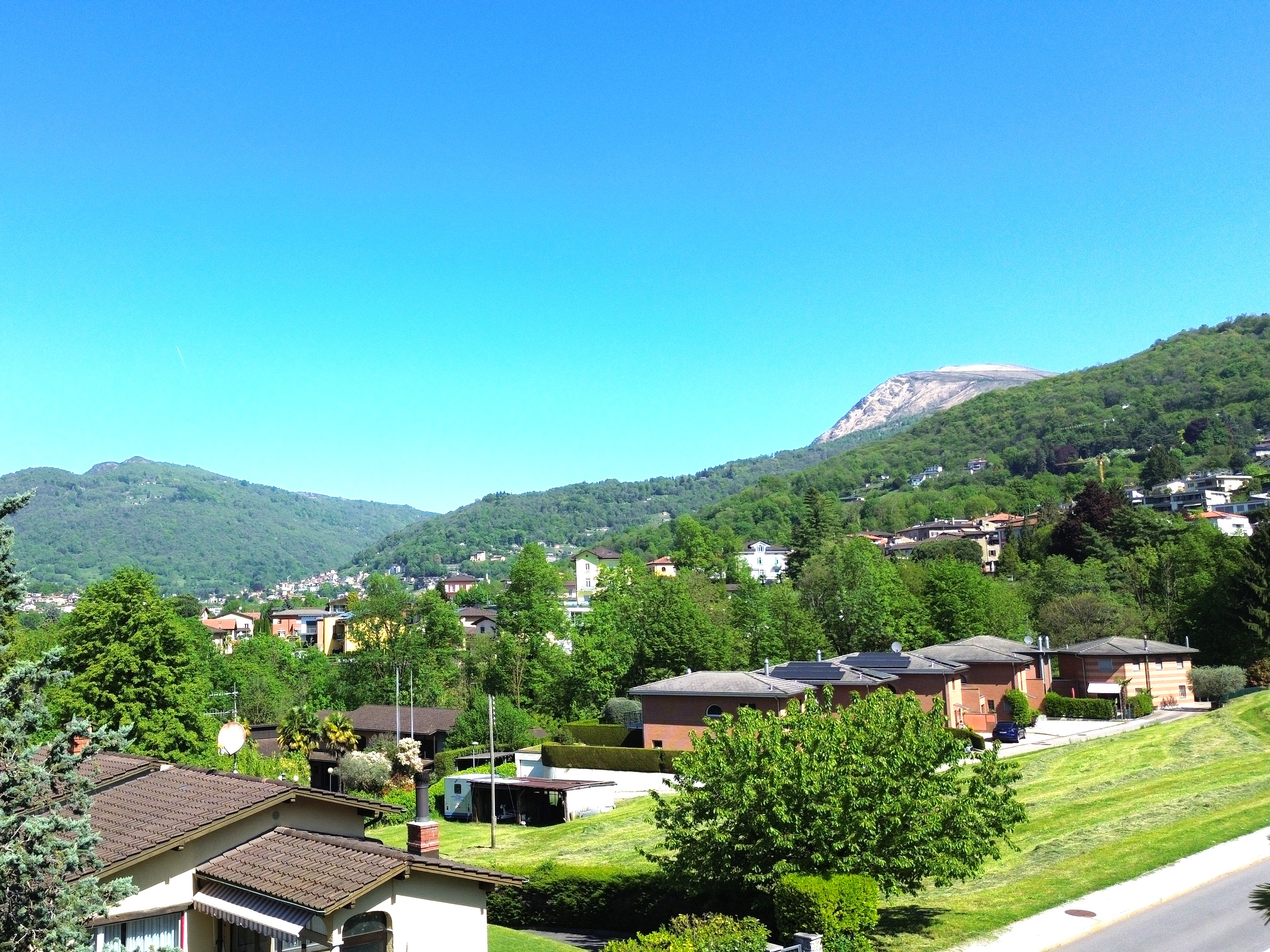 Berglandschaft mit Wohngebiet