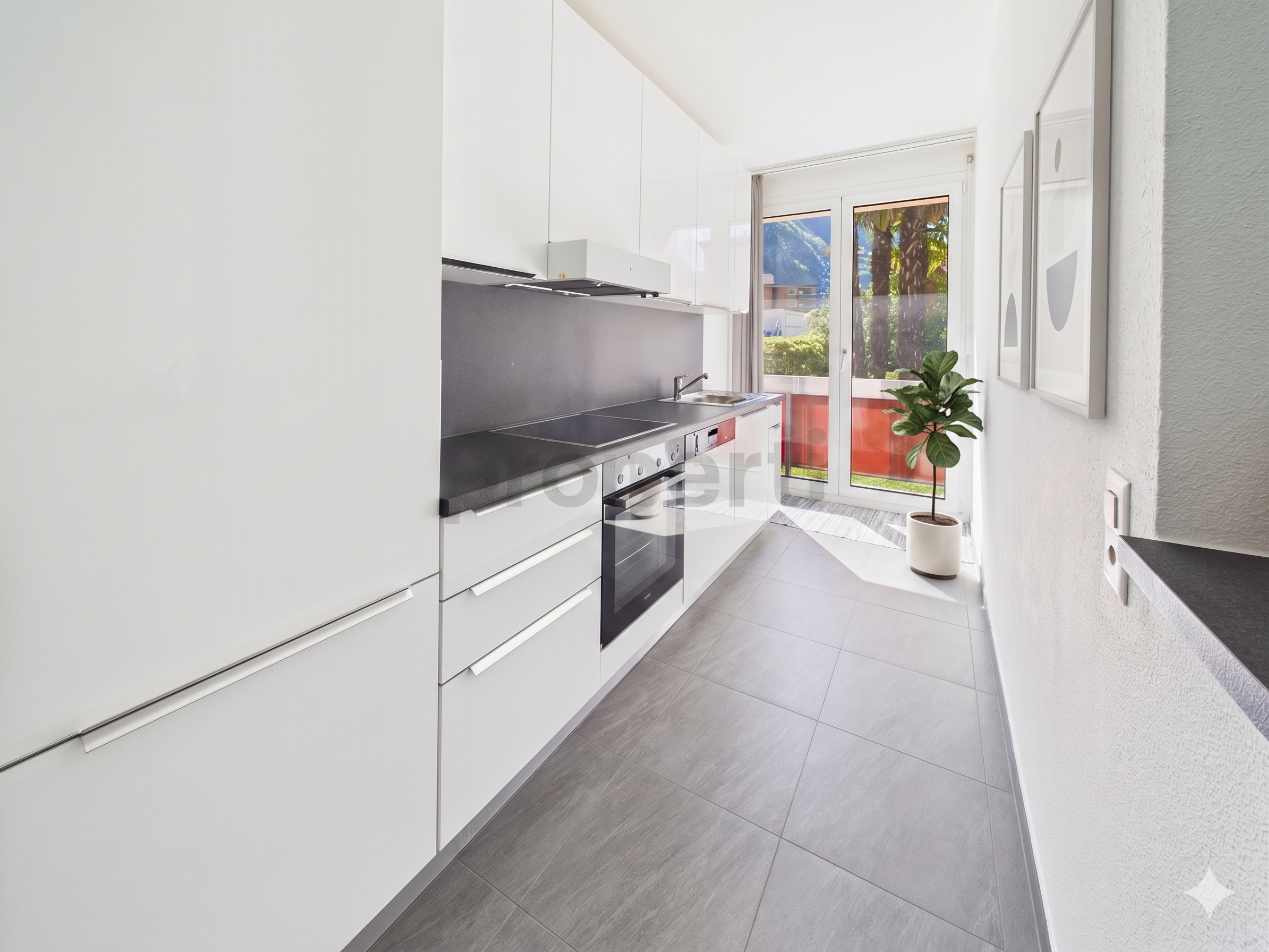Moderne, schmale Küche mit Balkonblick