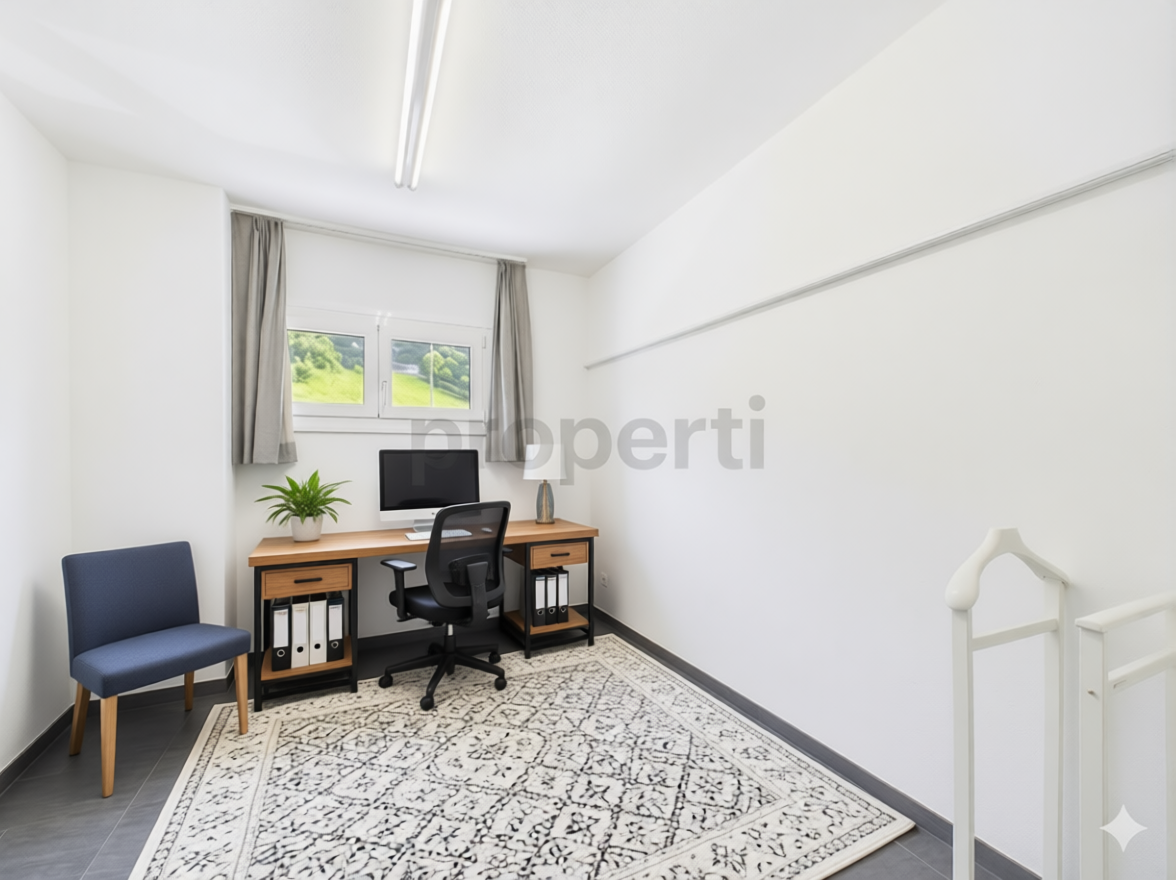 Helles Arbeitszimmer mit Schreibtisch