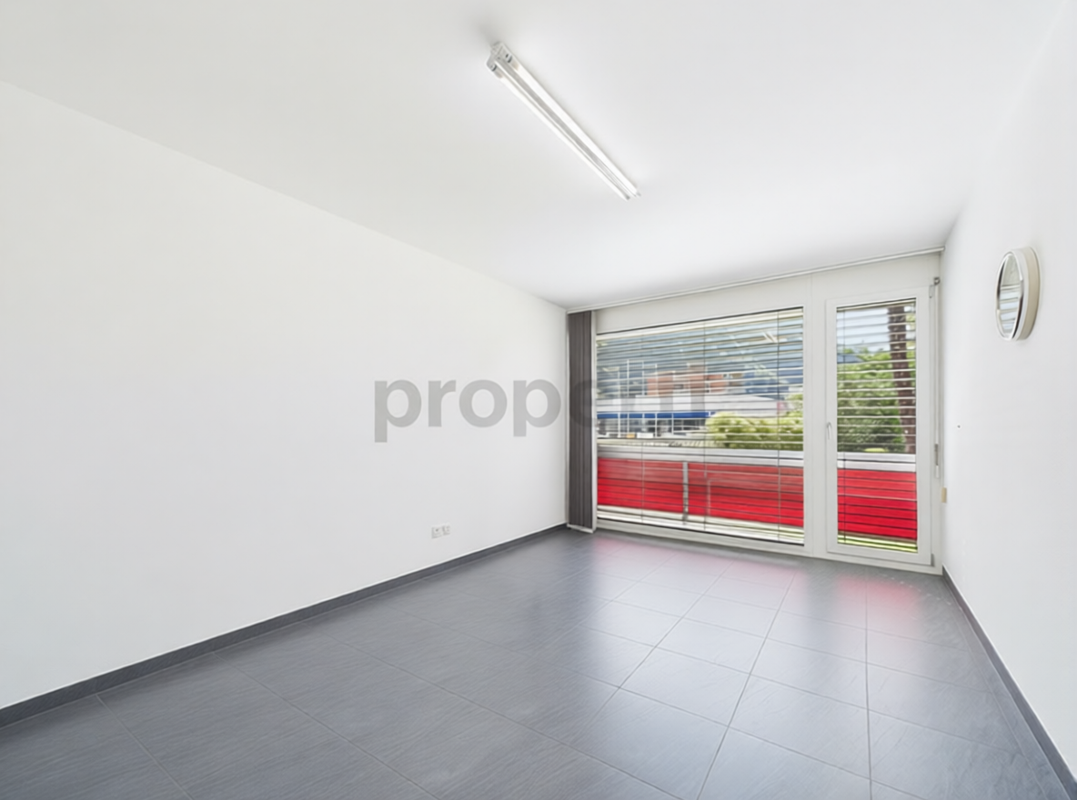 Heller leerer Raum mit großem Fenster