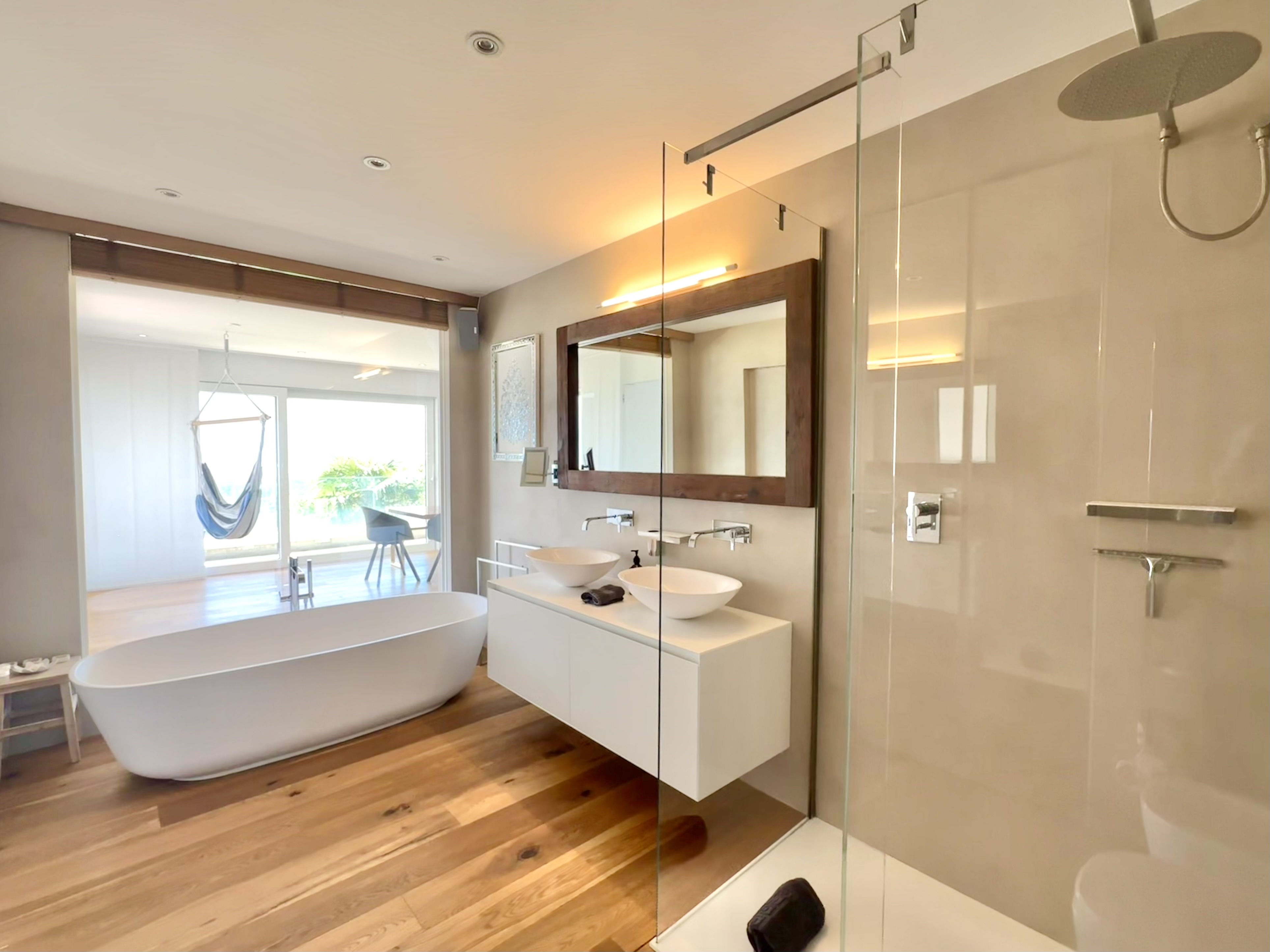 Modernes Badezimmer mit freistehender Wanne und Doppelwaschtisch