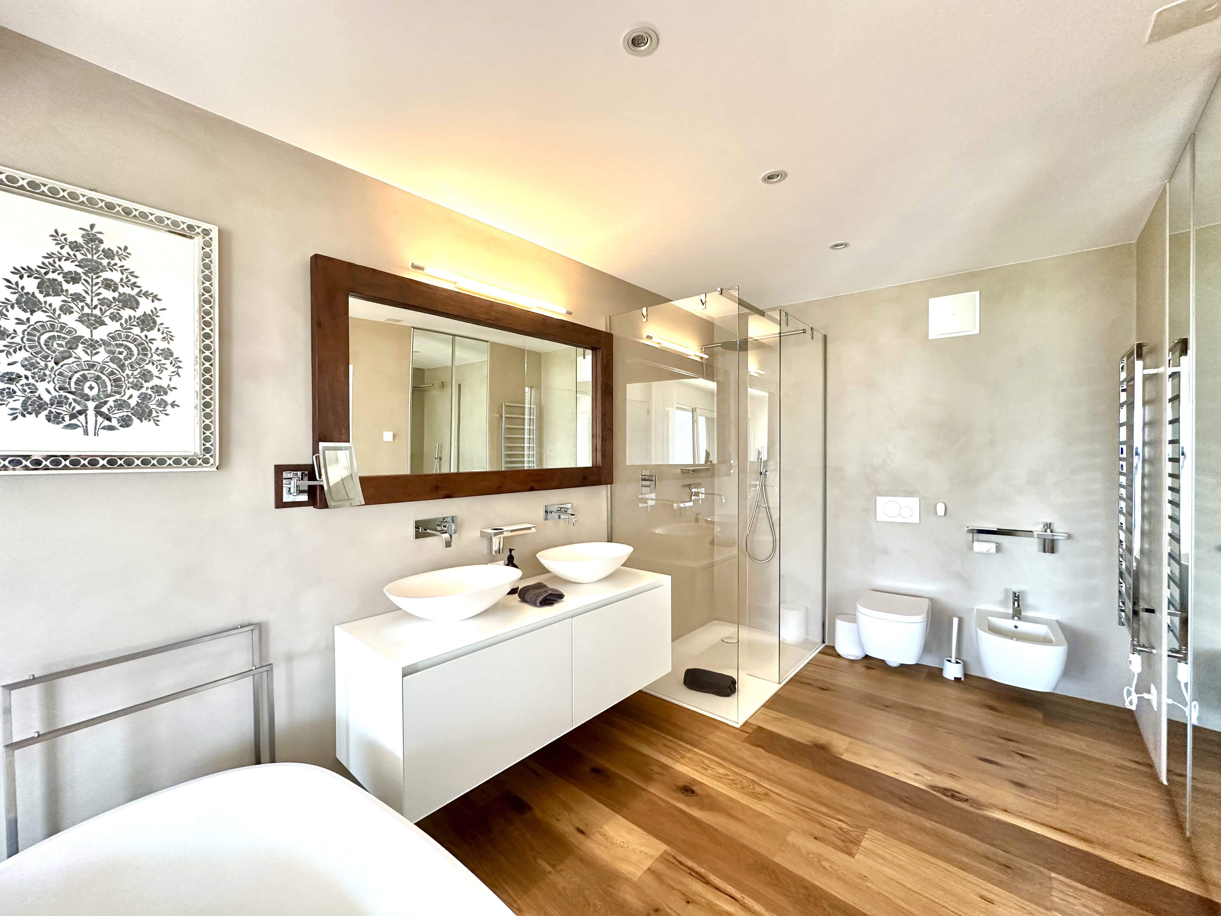Modernes Badezimmer mit Doppelwaschtisch und Glasdusche