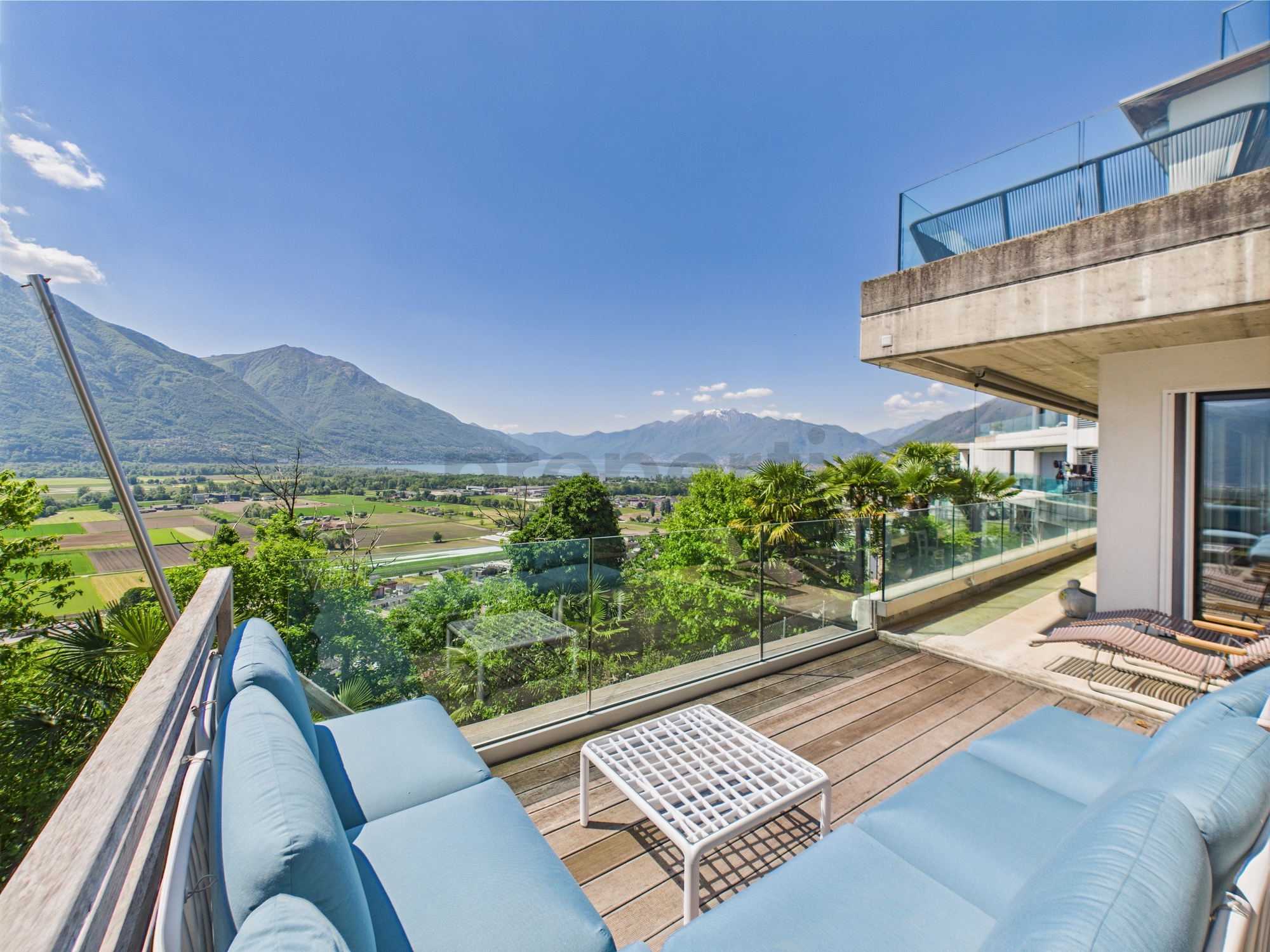 Luxuriöser Balkon mit Bergpanorama