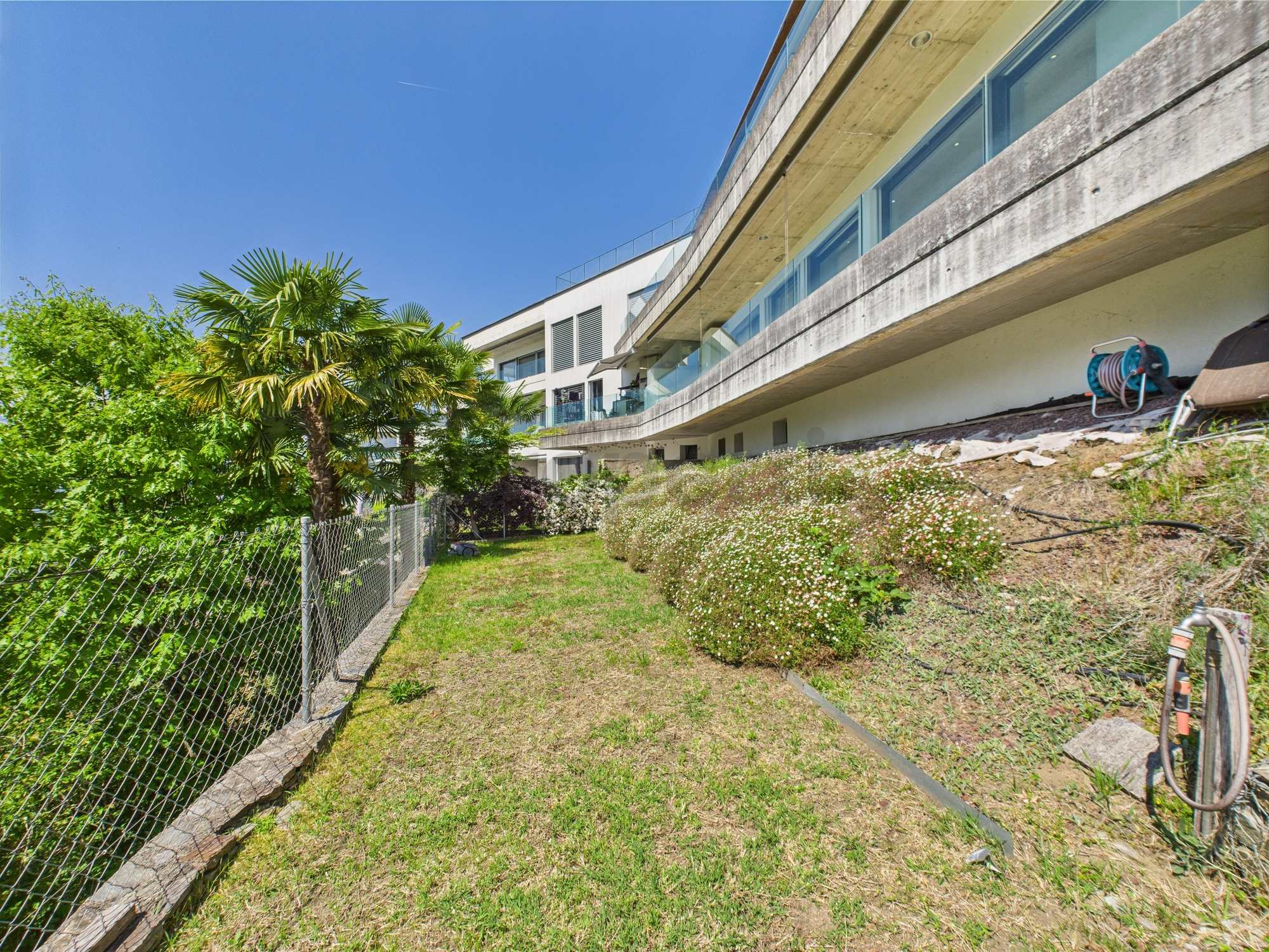 Modernes Wohngebäude mit Gartenansicht