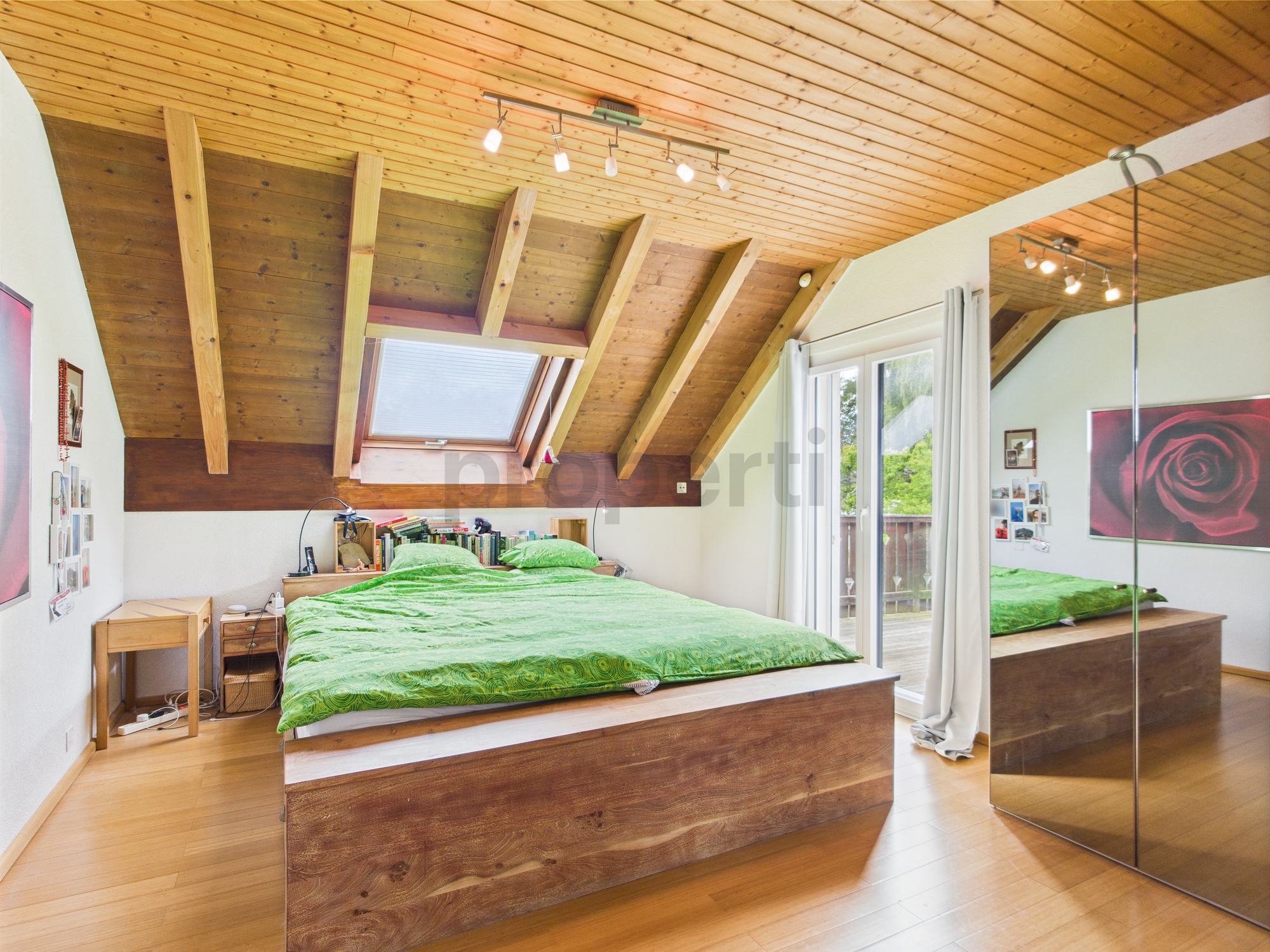 Helles Dachgeschoss-Schlafzimmer mit Holzbalkendecke