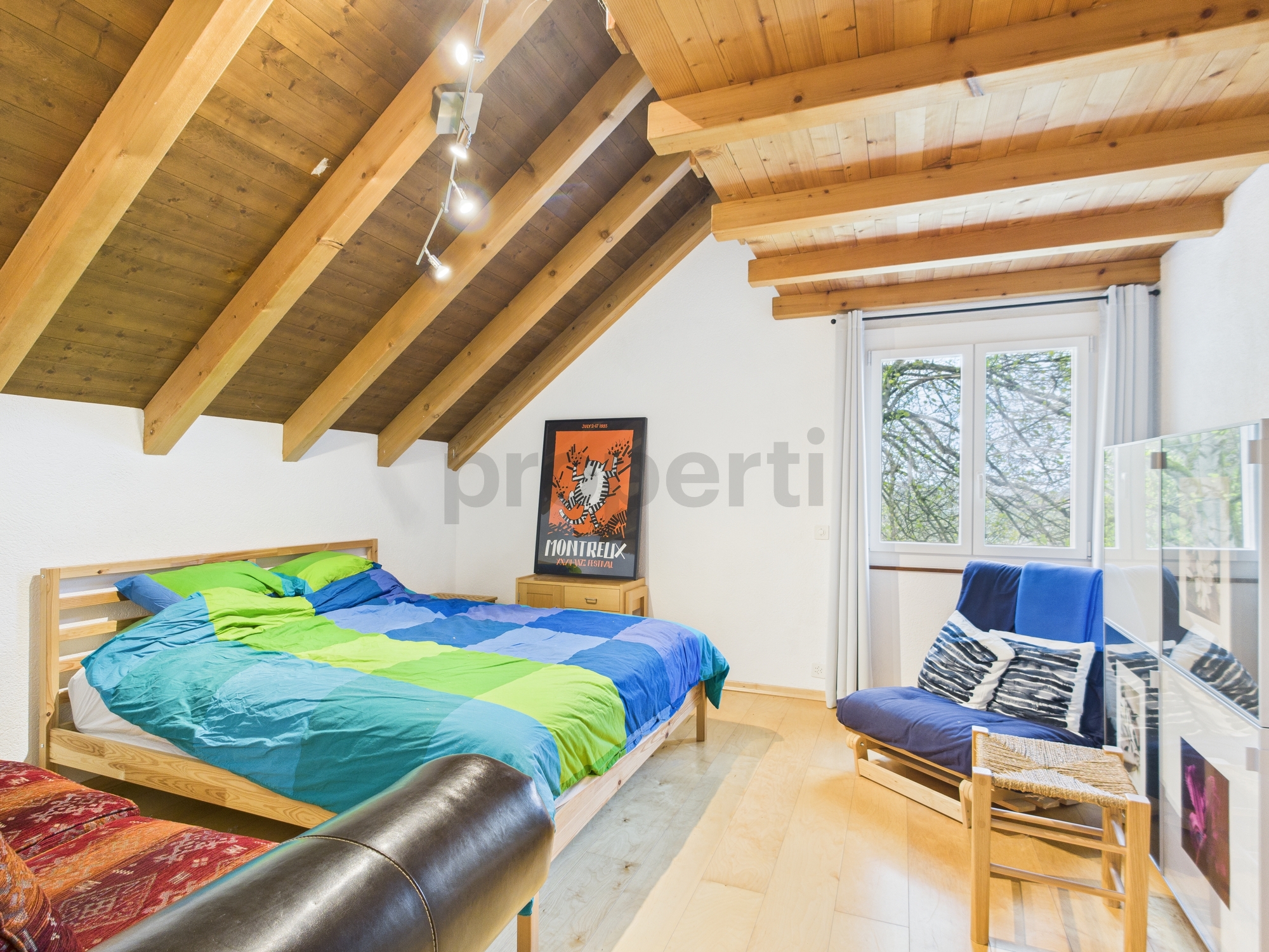 Dachgeschoss-Schlafzimmer mit Holzdecke