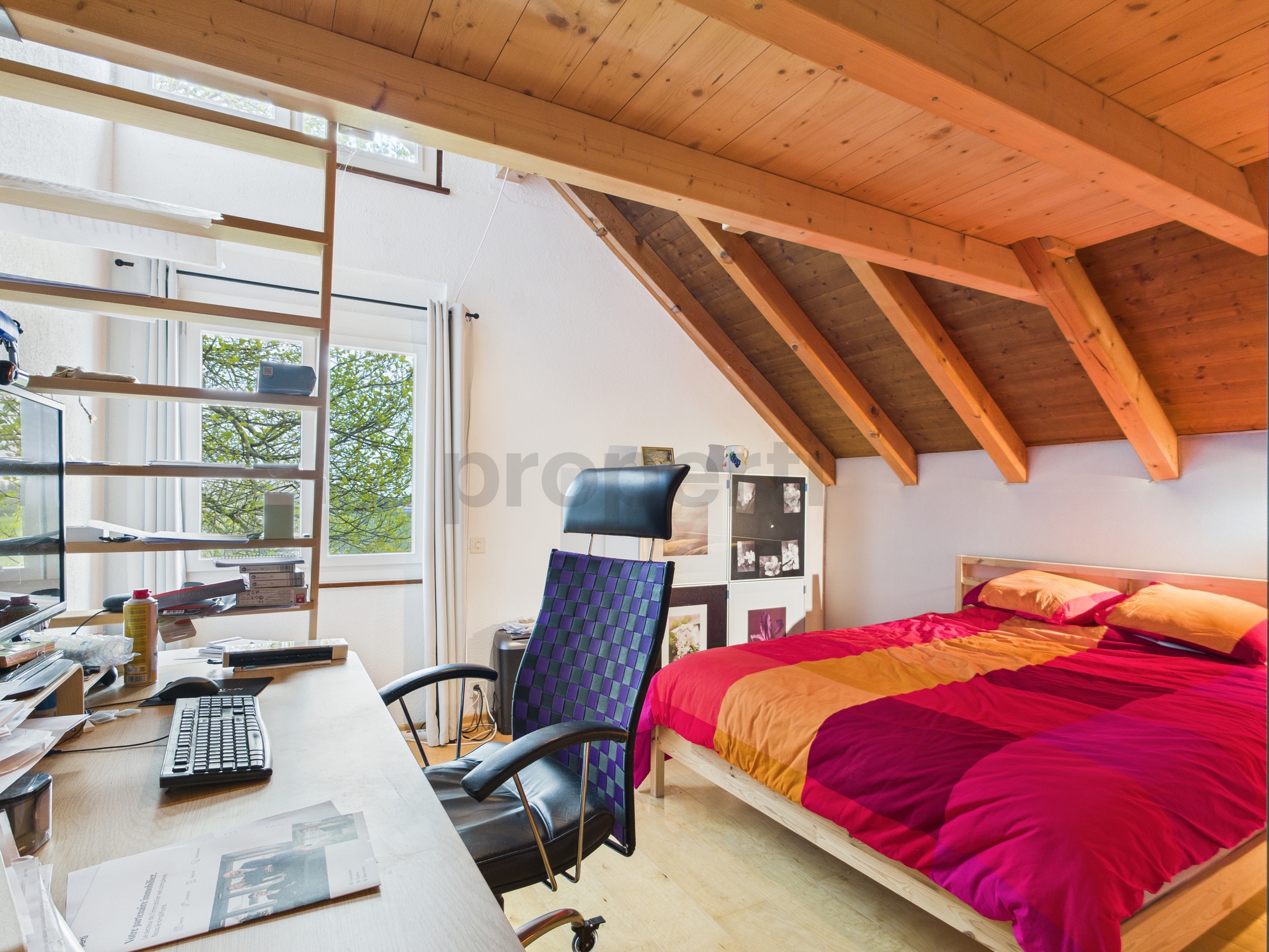 Dachgeschoss-Schlafzimmer mit Arbeitsbereich