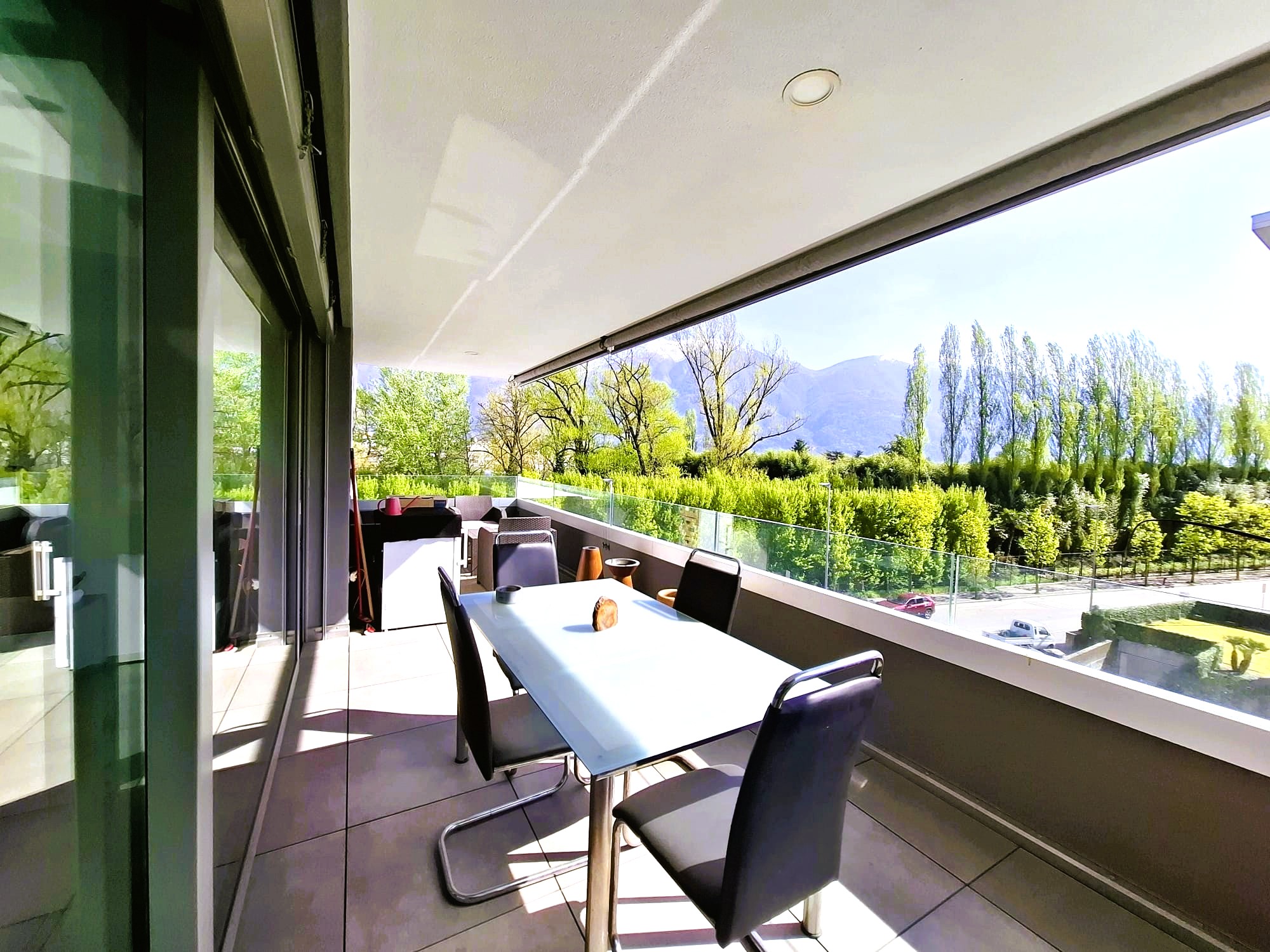 Großzügiger Balkon mit Bergblick