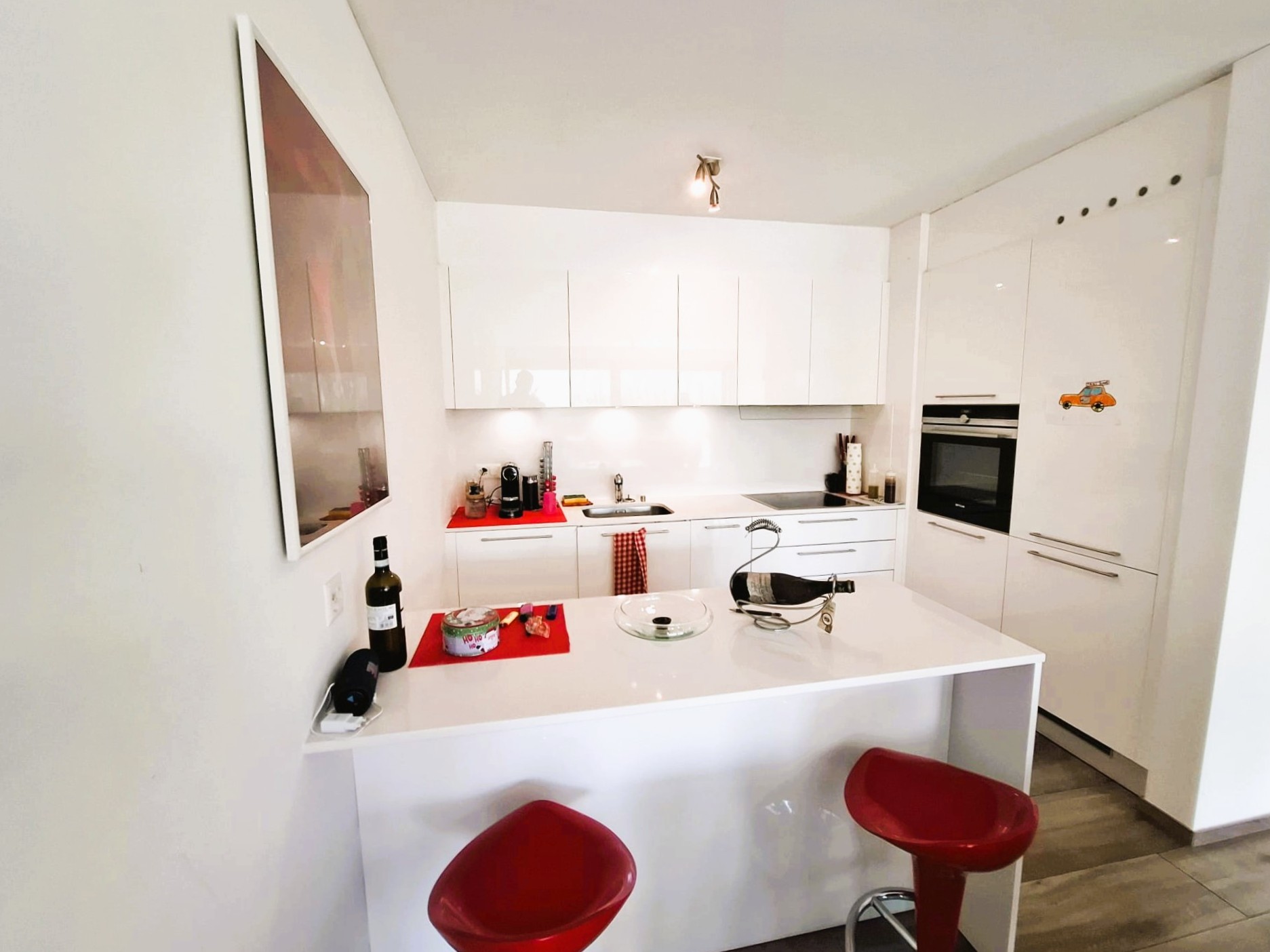 Moderne weiße Küche mit Frühstücksinsel