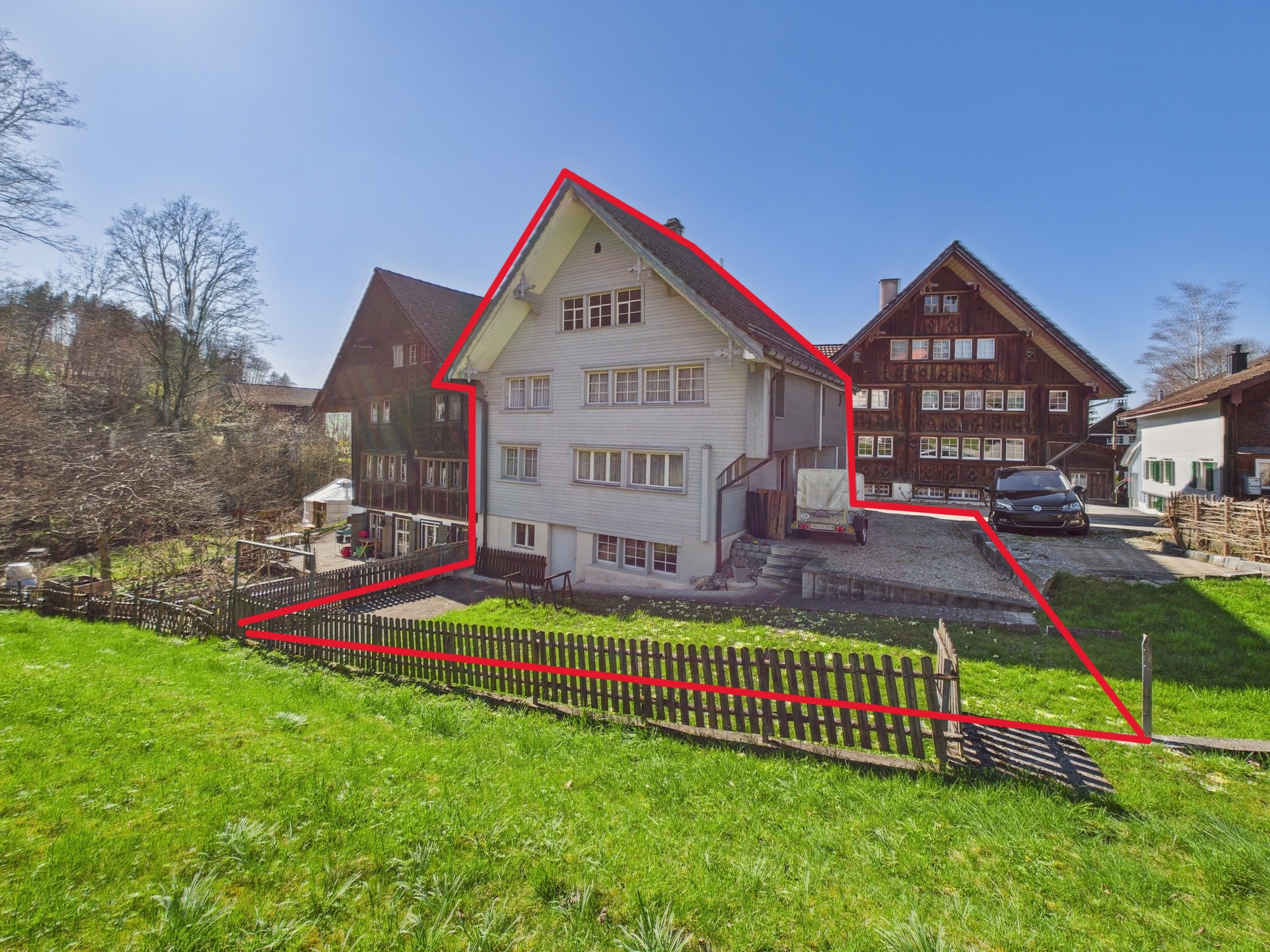 Freistehendes Haus mit roter Markierung