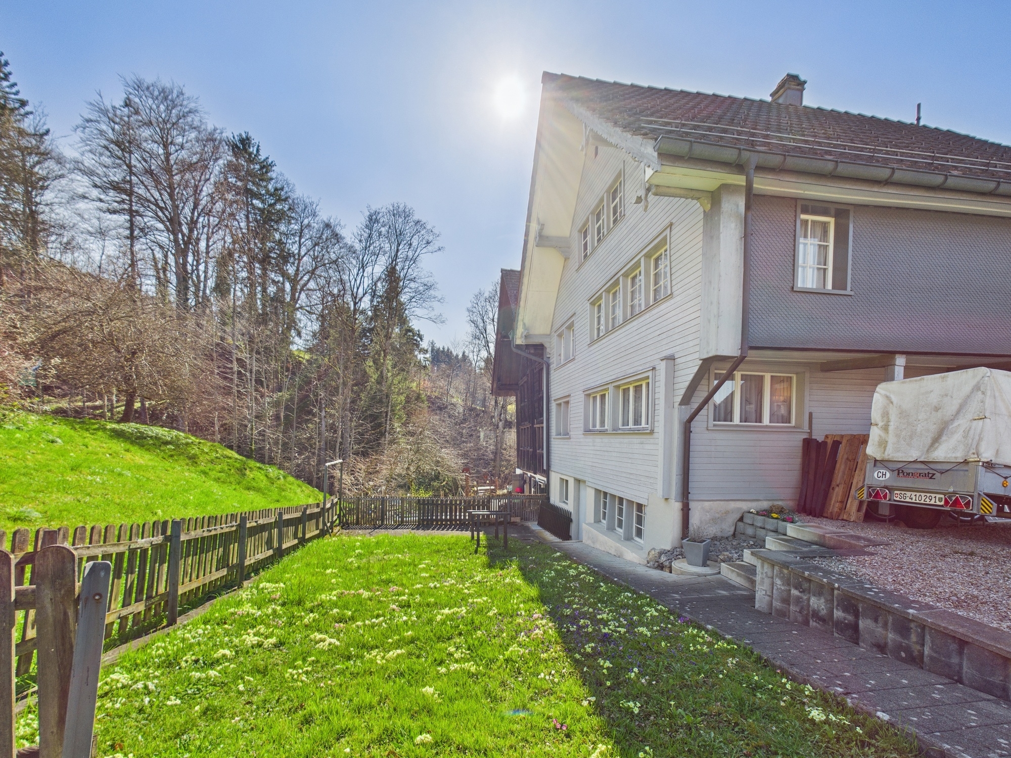 Wohnhaus mit Garten und Hanglage