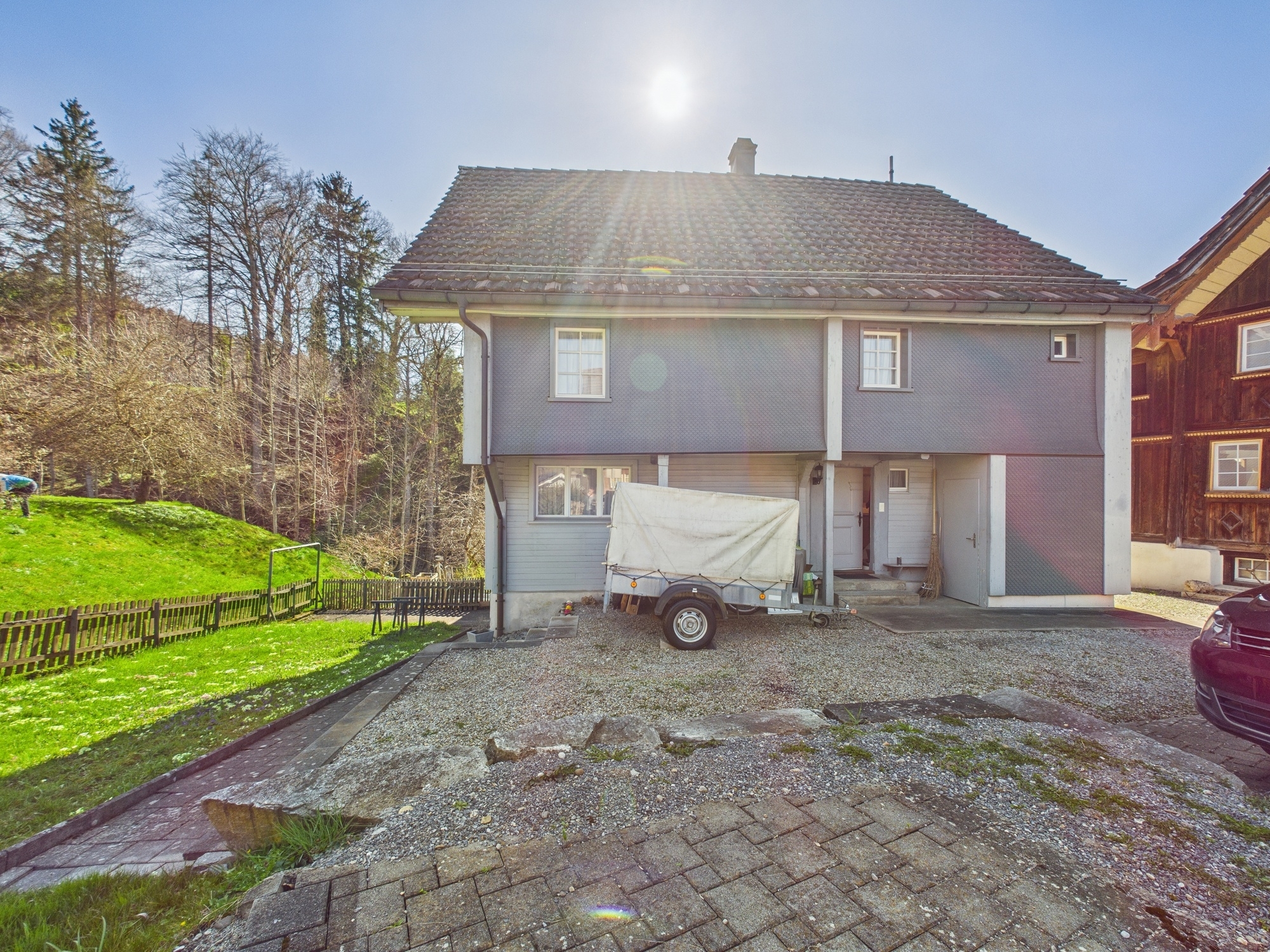 Einfamilienhaus mit Garten und Zufahrt