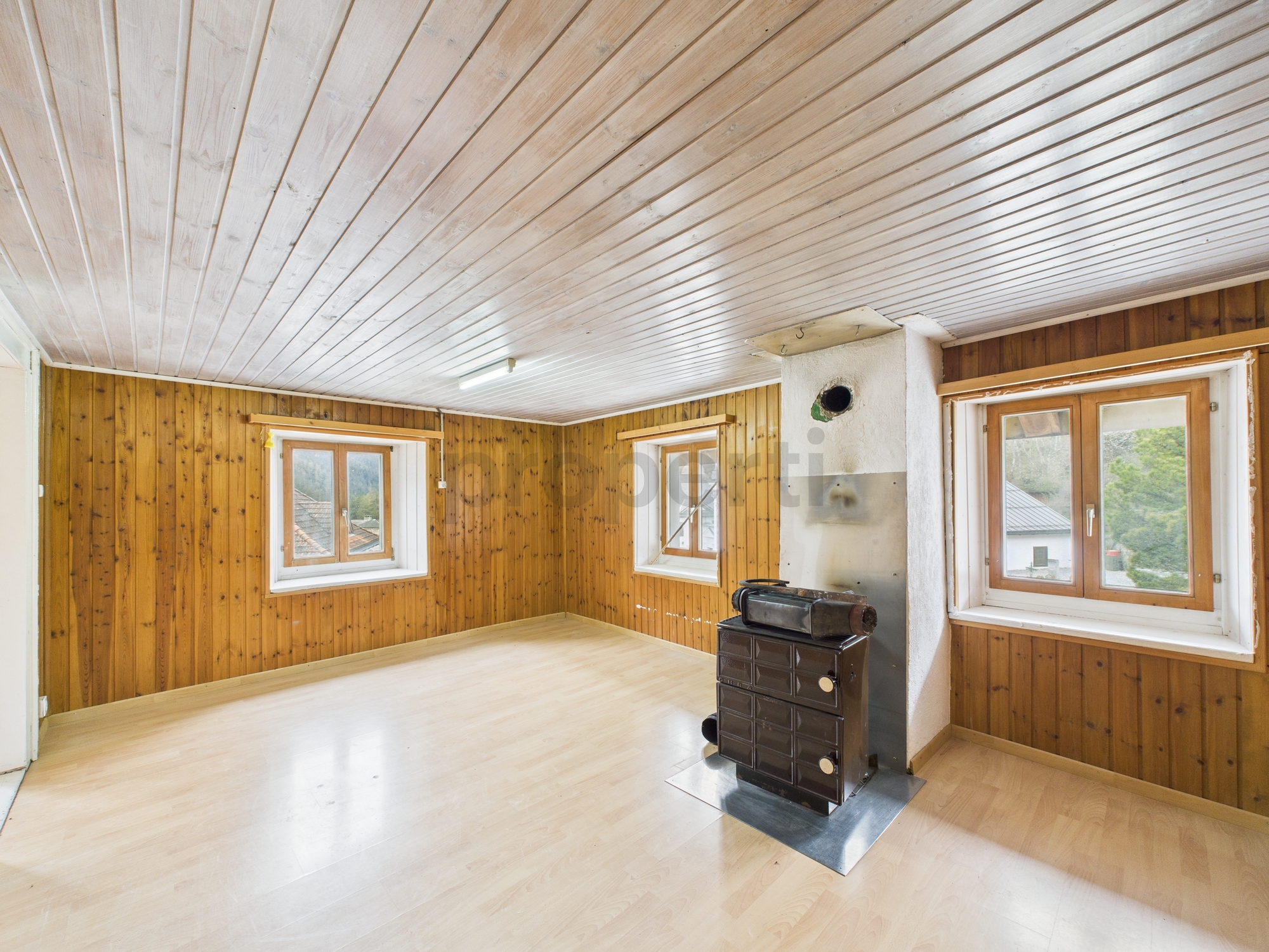 Holzgetäfelter Raum mit Ofen