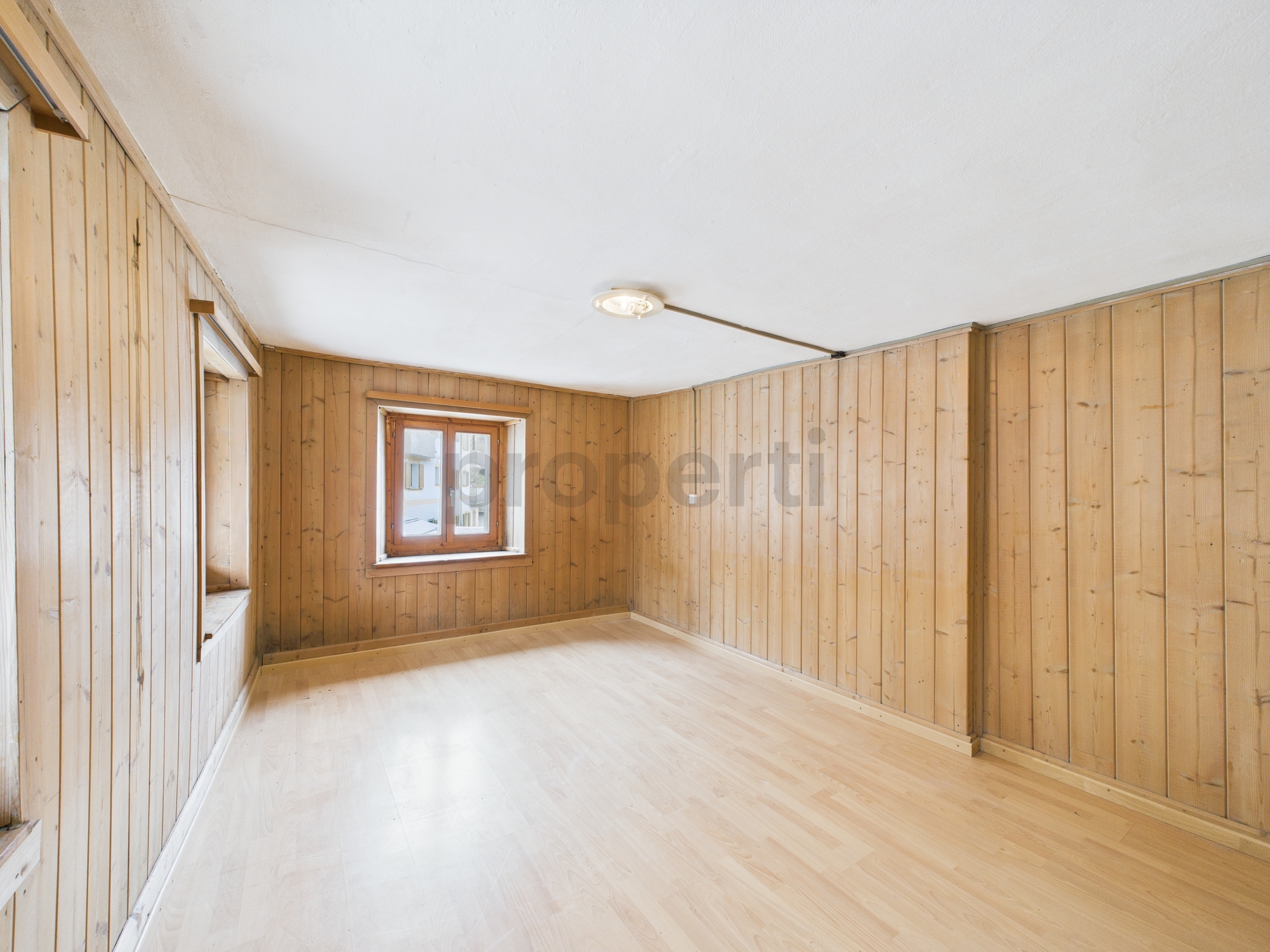 Leerer Holzraum mit Dachschräge