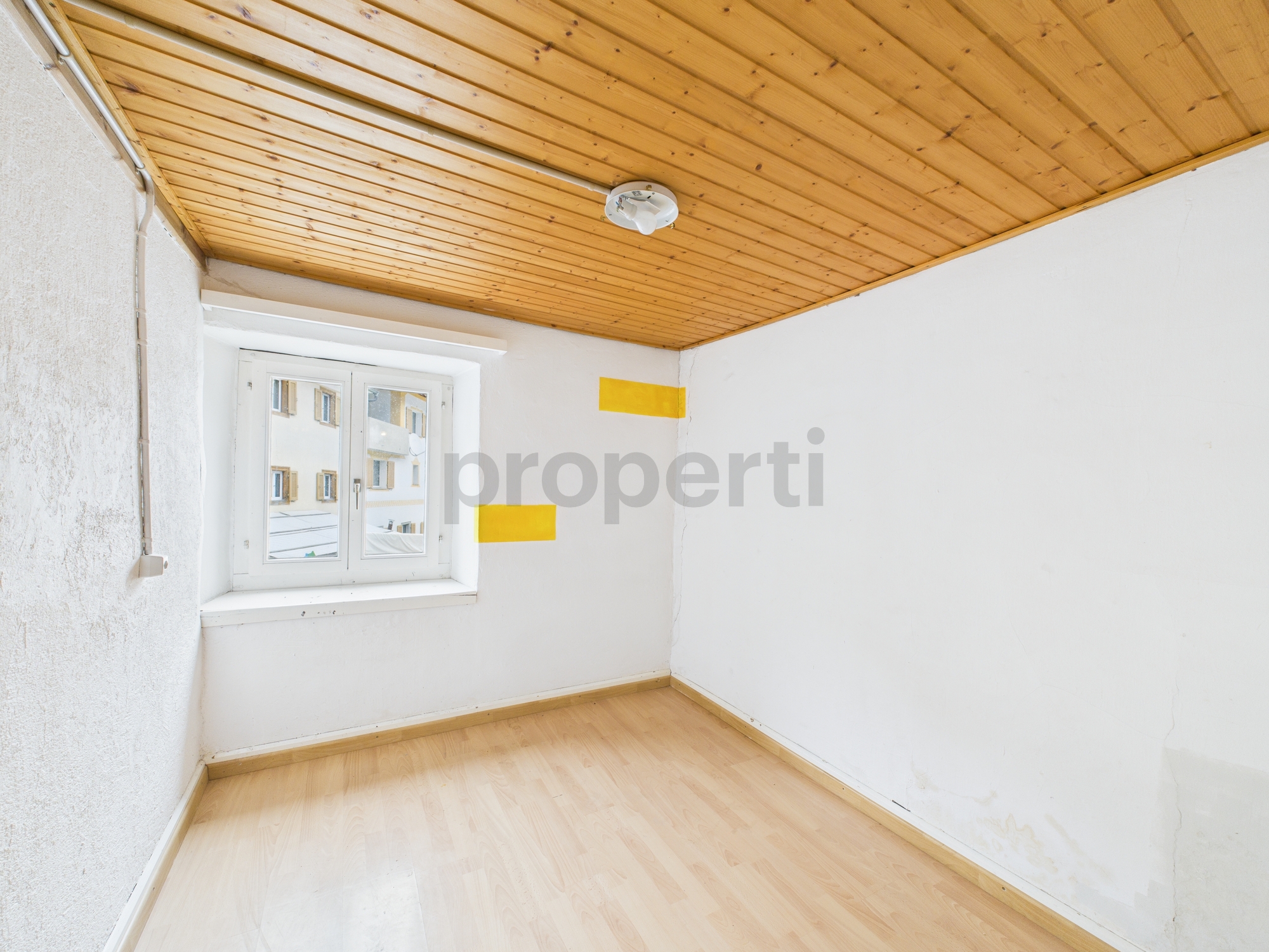 Leerer Raum mit Holzdecke und Dachfenster