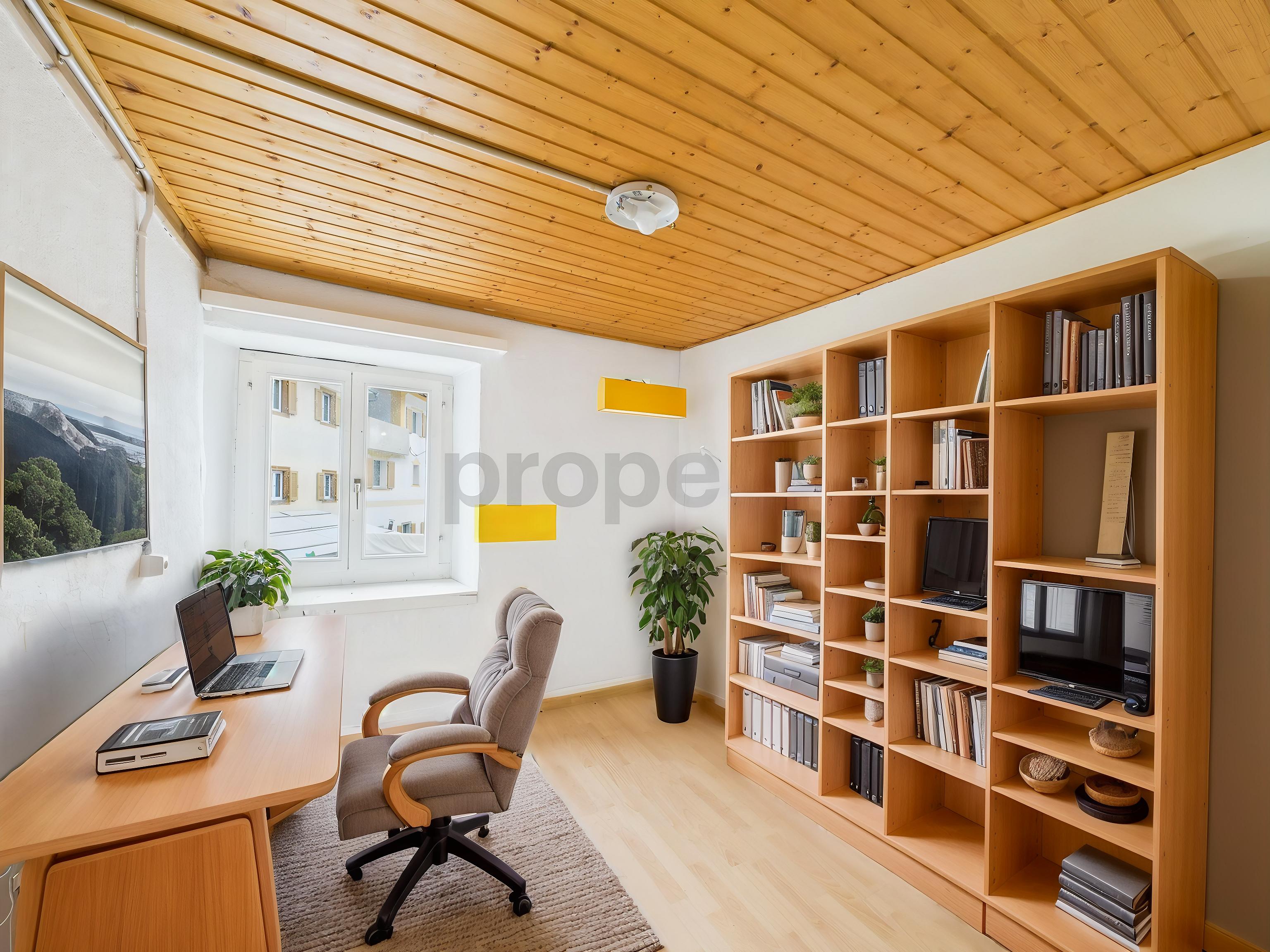 Heller Arbeitsraum mit Holzdecke