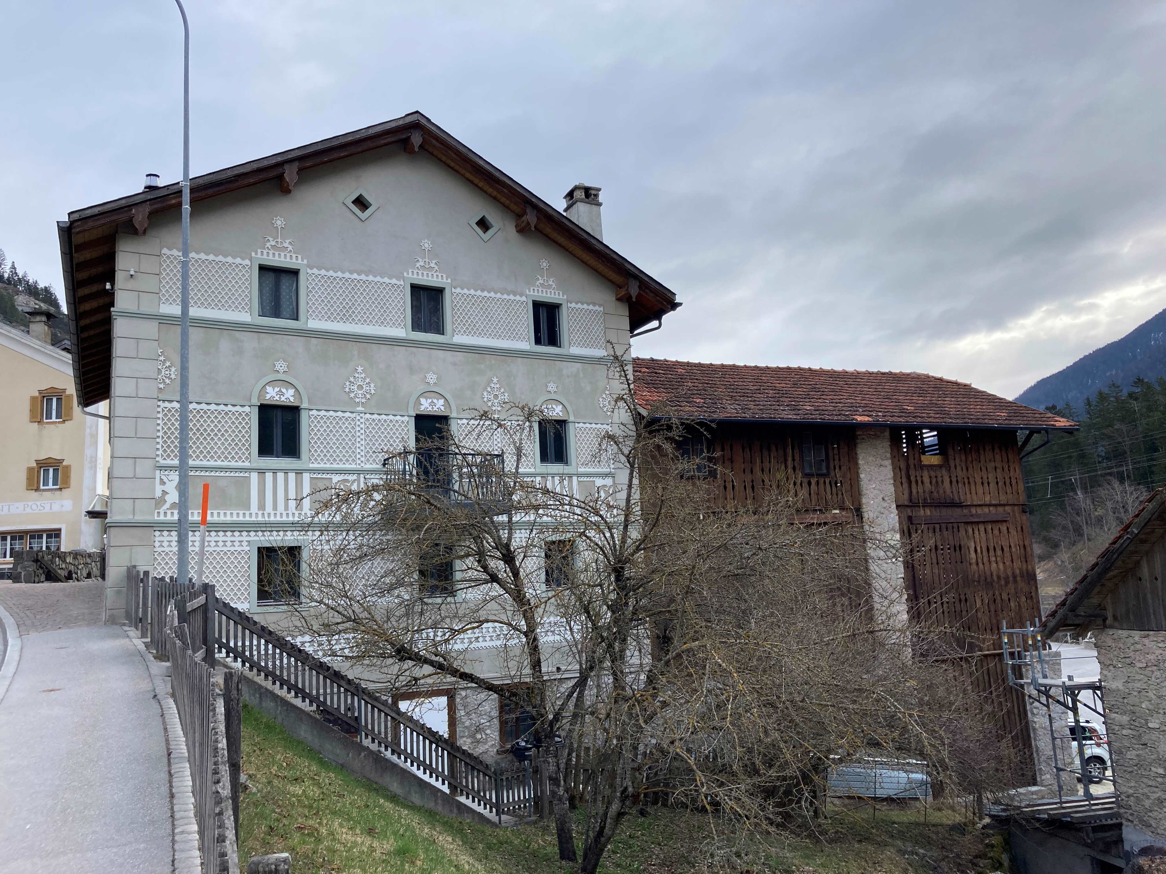 Historisches Haus mit dekorativer Fassade