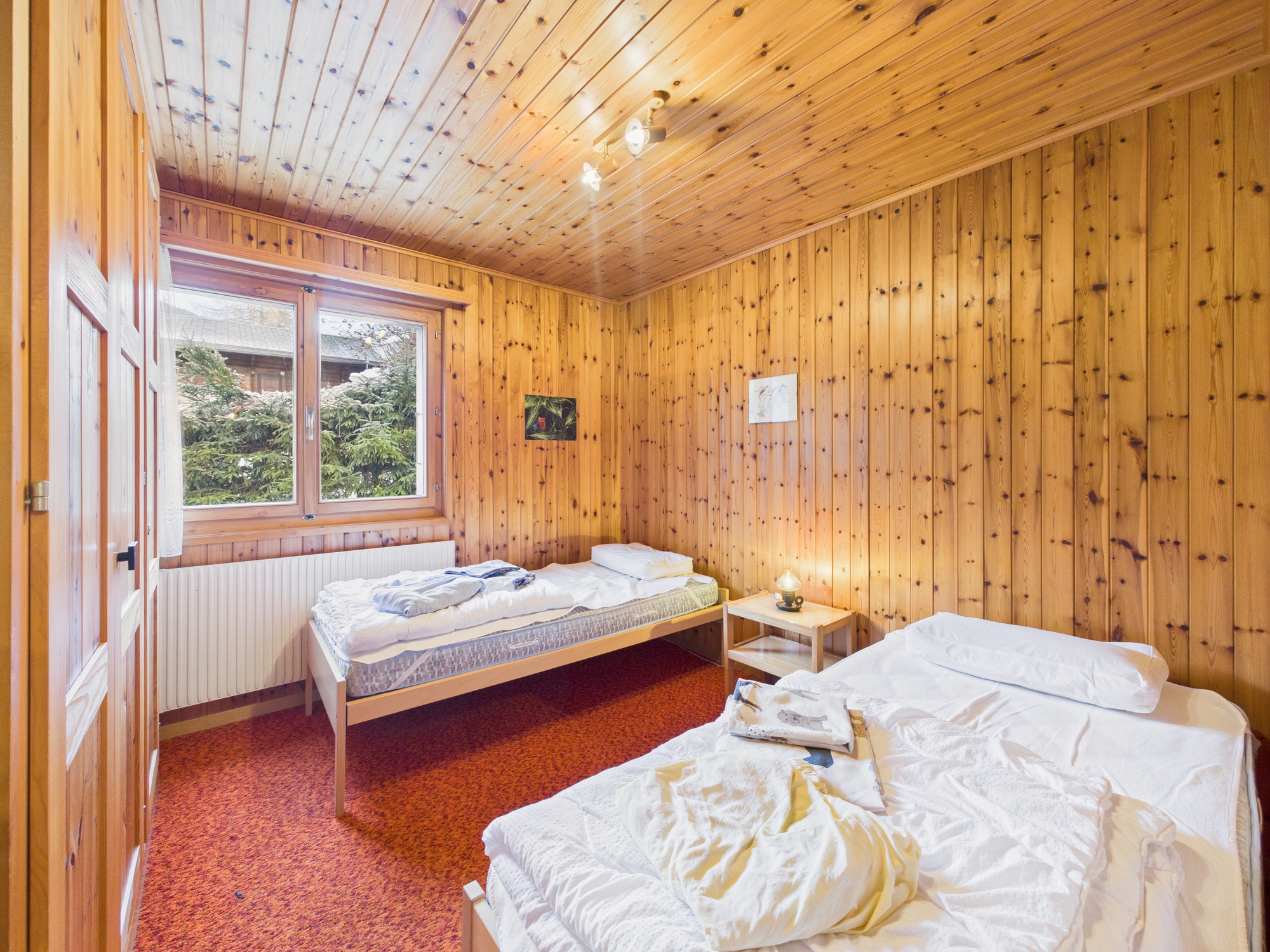 Holzvertäuschtes Schlafzimmer mit zwei Betten
