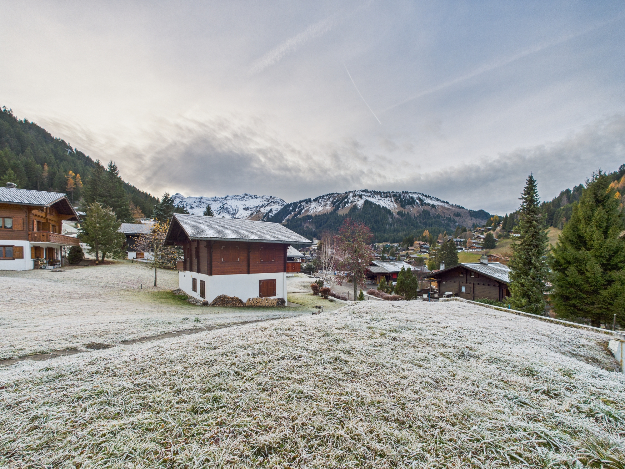 Alpines Grundstück mit Schneefall und Bergpanorama