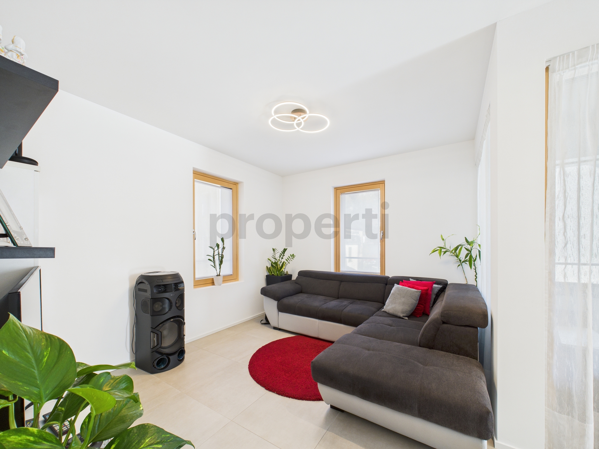 Modernes Wohnzimmer mit Ecksofa und Tageslicht
