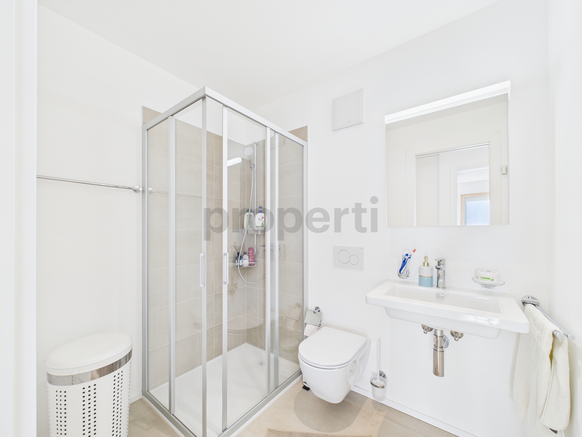 Helles modernes Badezimmer mit Dusche und WC