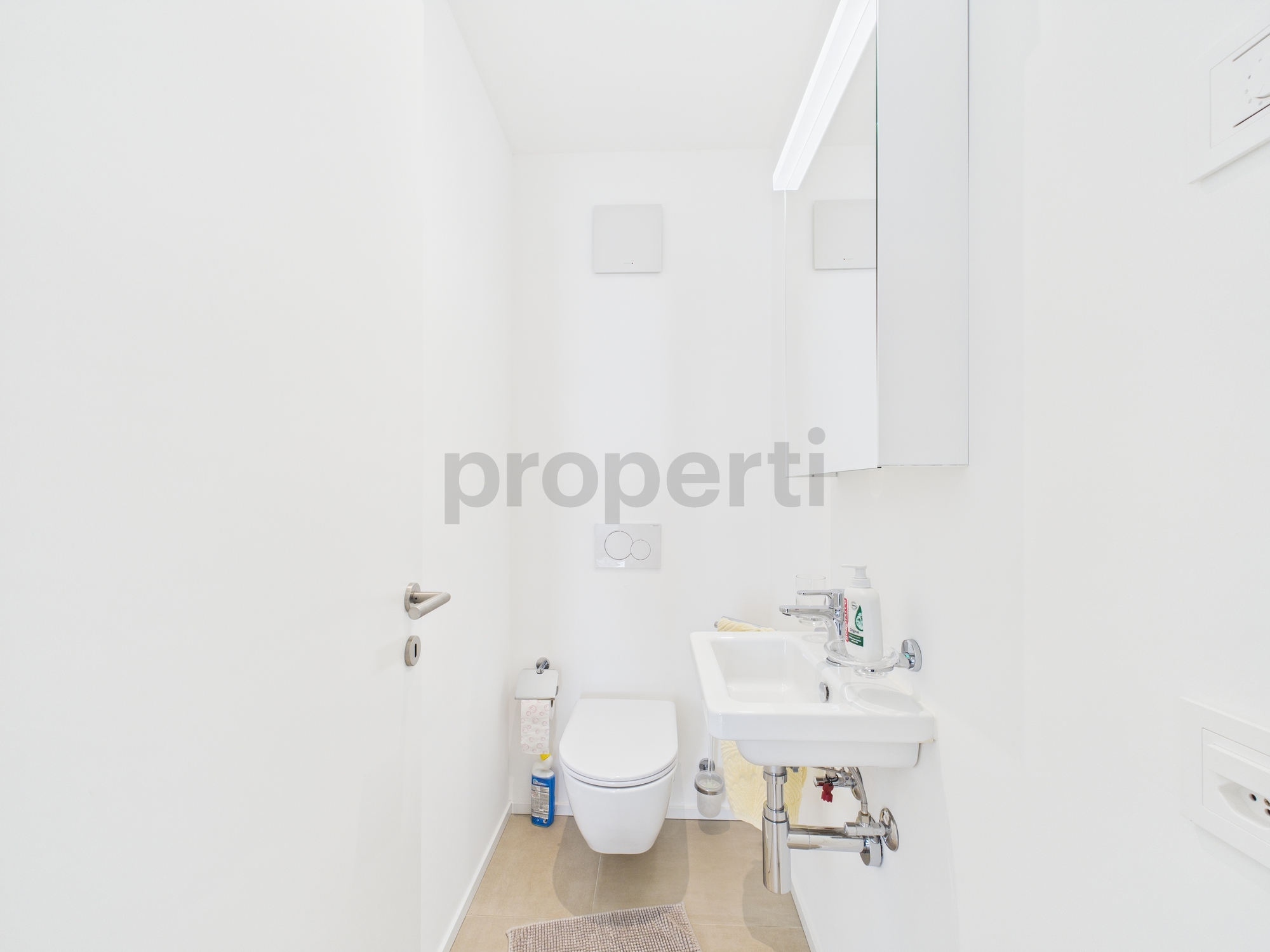 Kleines Gäste-WC mit Waschtisch und wandhängendem WC