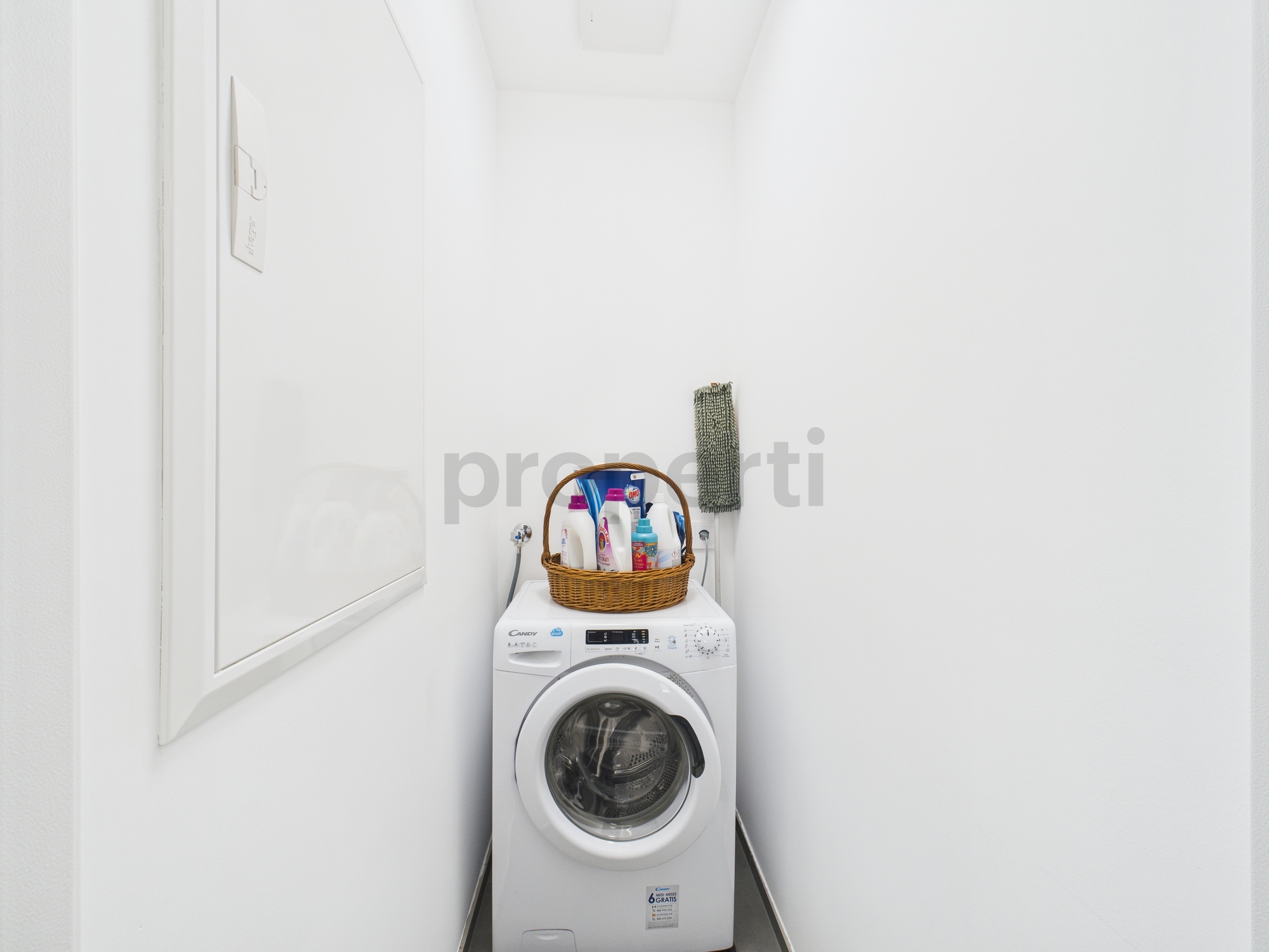 Schmale Waschkammer mit Frontlader-Waschmaschine