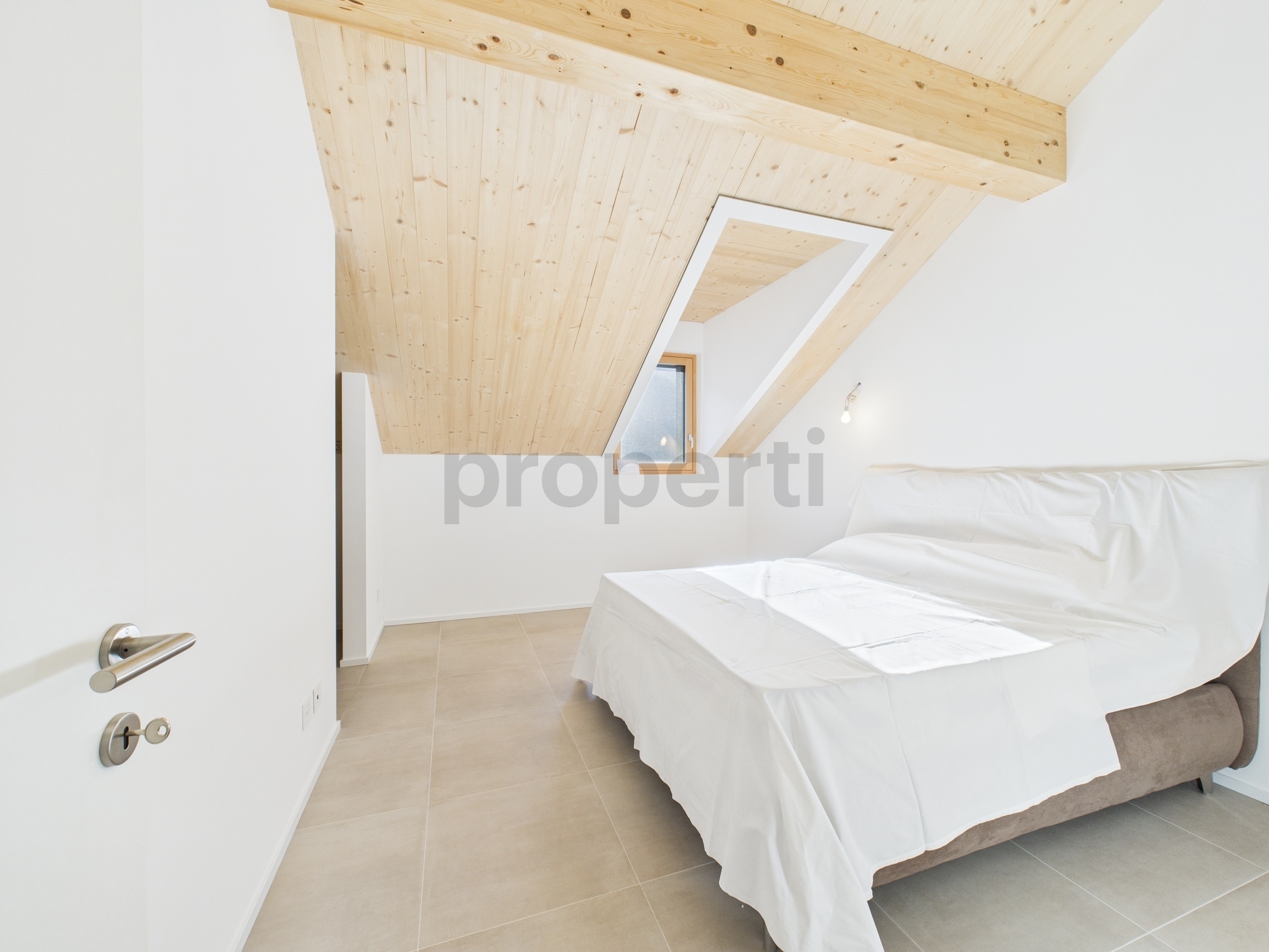 Dachgeschoss-Schlafzimmer mit Holzbalken