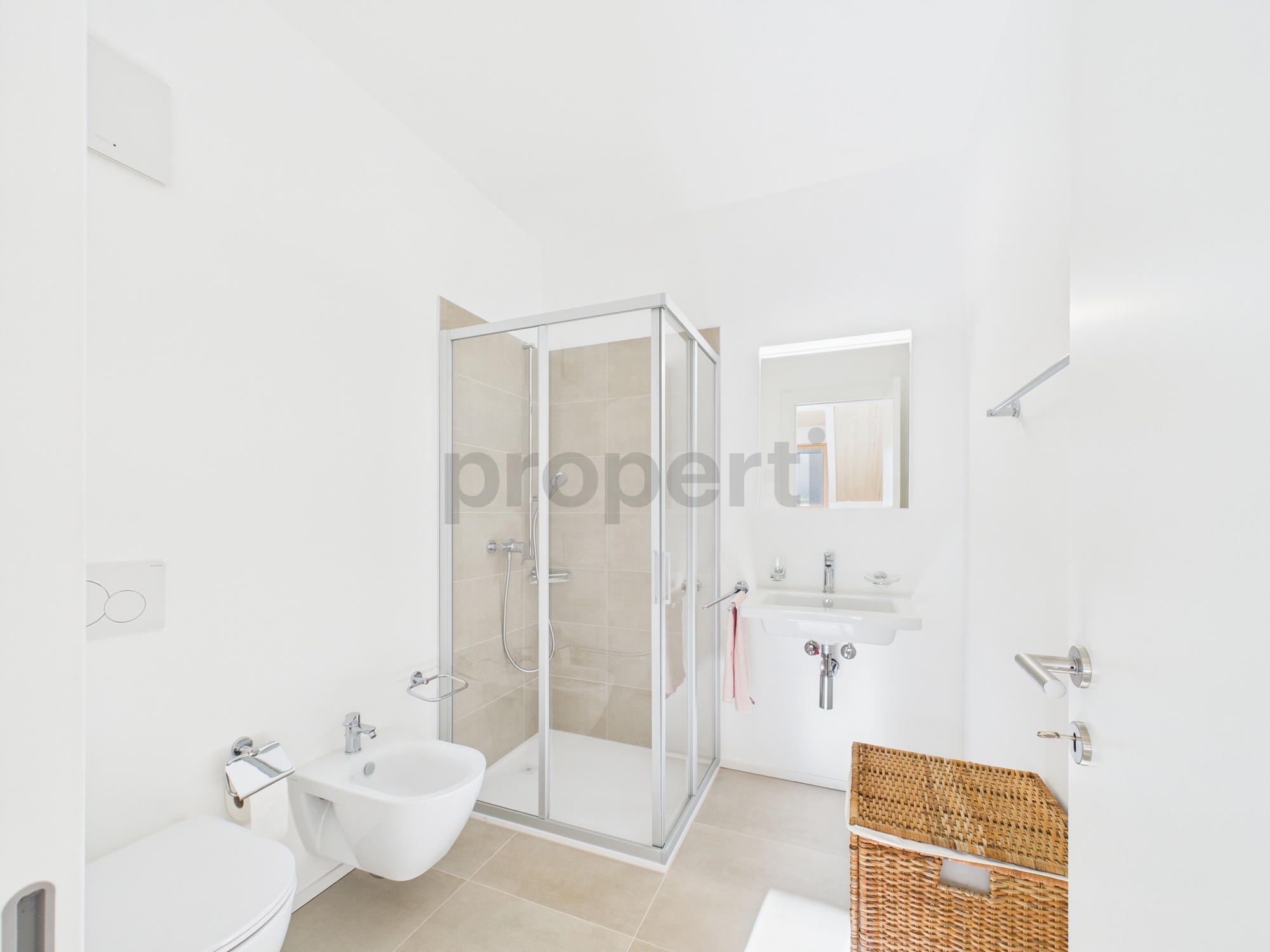 Helles, modernes Badezimmer mit Dusche und wandhängendem WC