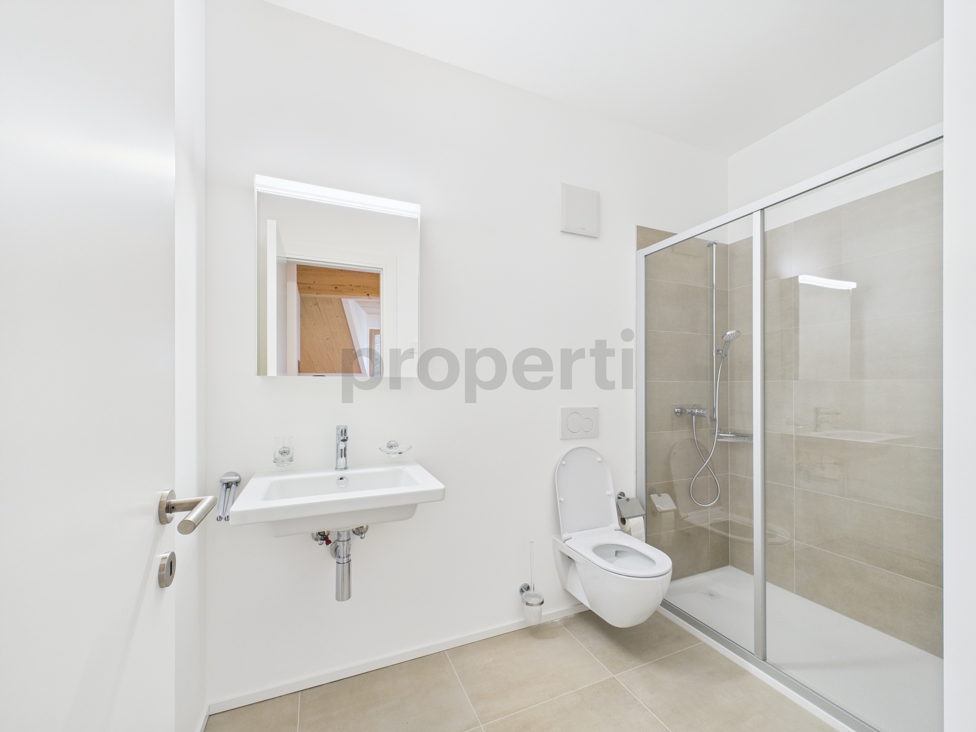 Modernes Badezimmer mit Dusche und WC