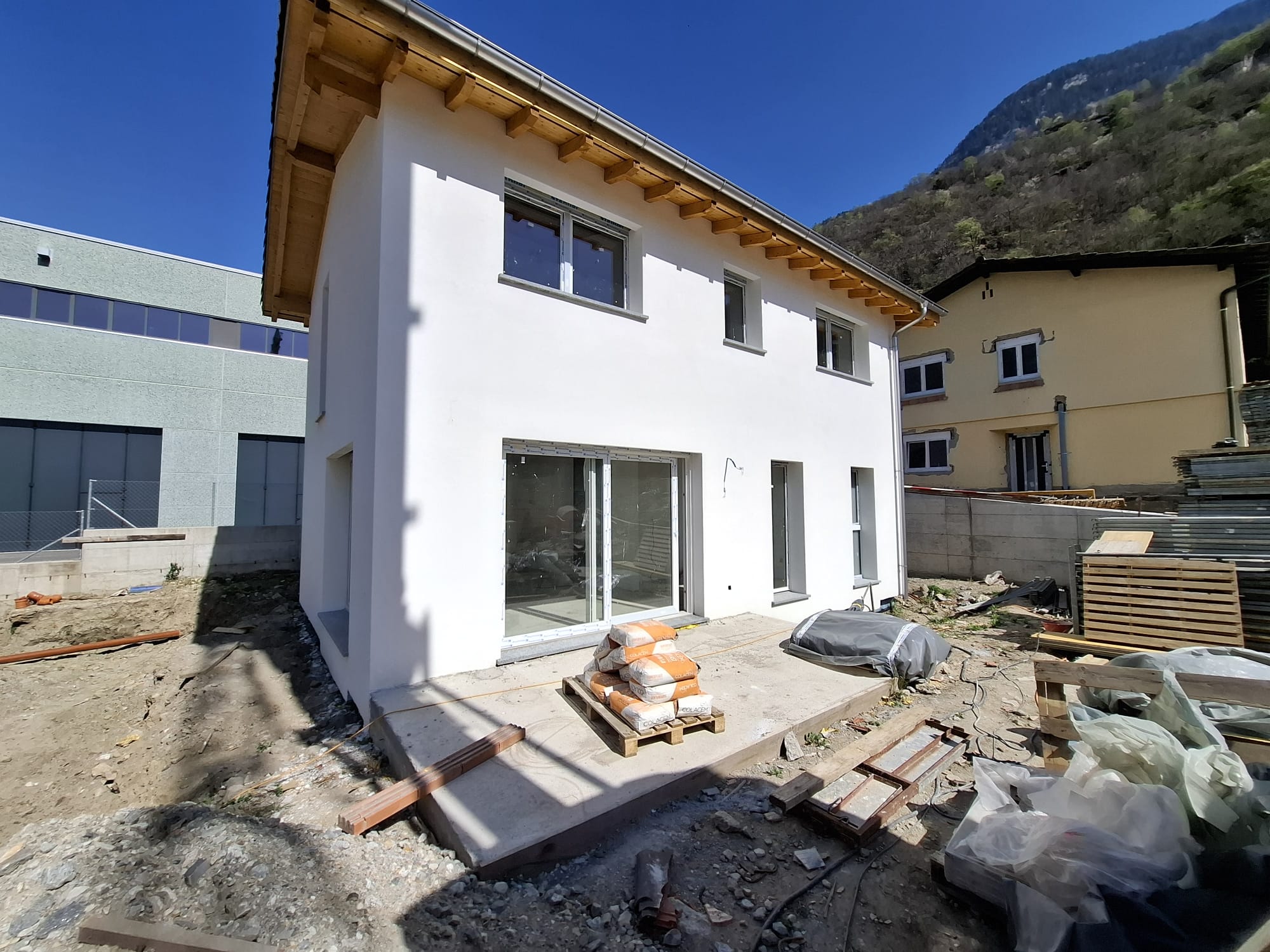 Neubau-Außenansicht mit Baustelle
