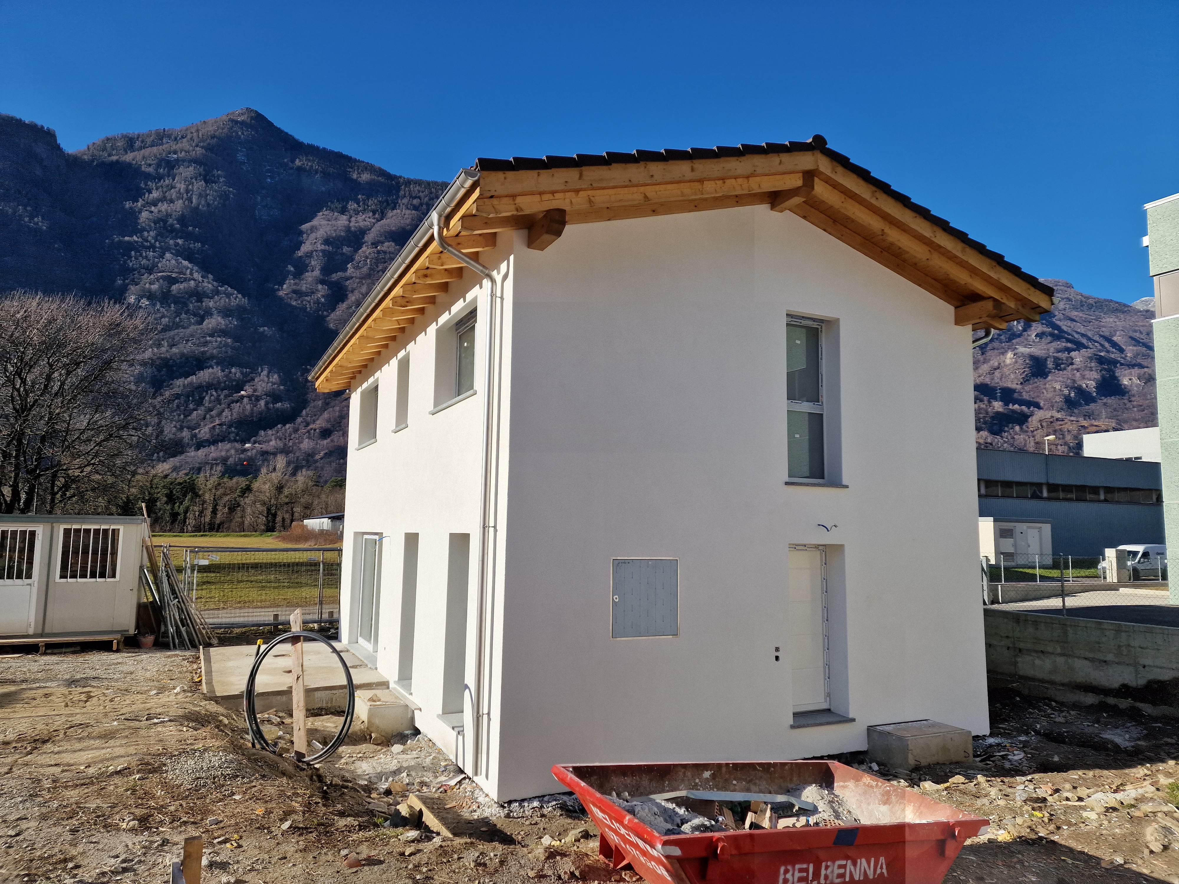 Neubau mit Satteldach und Bergkulisse