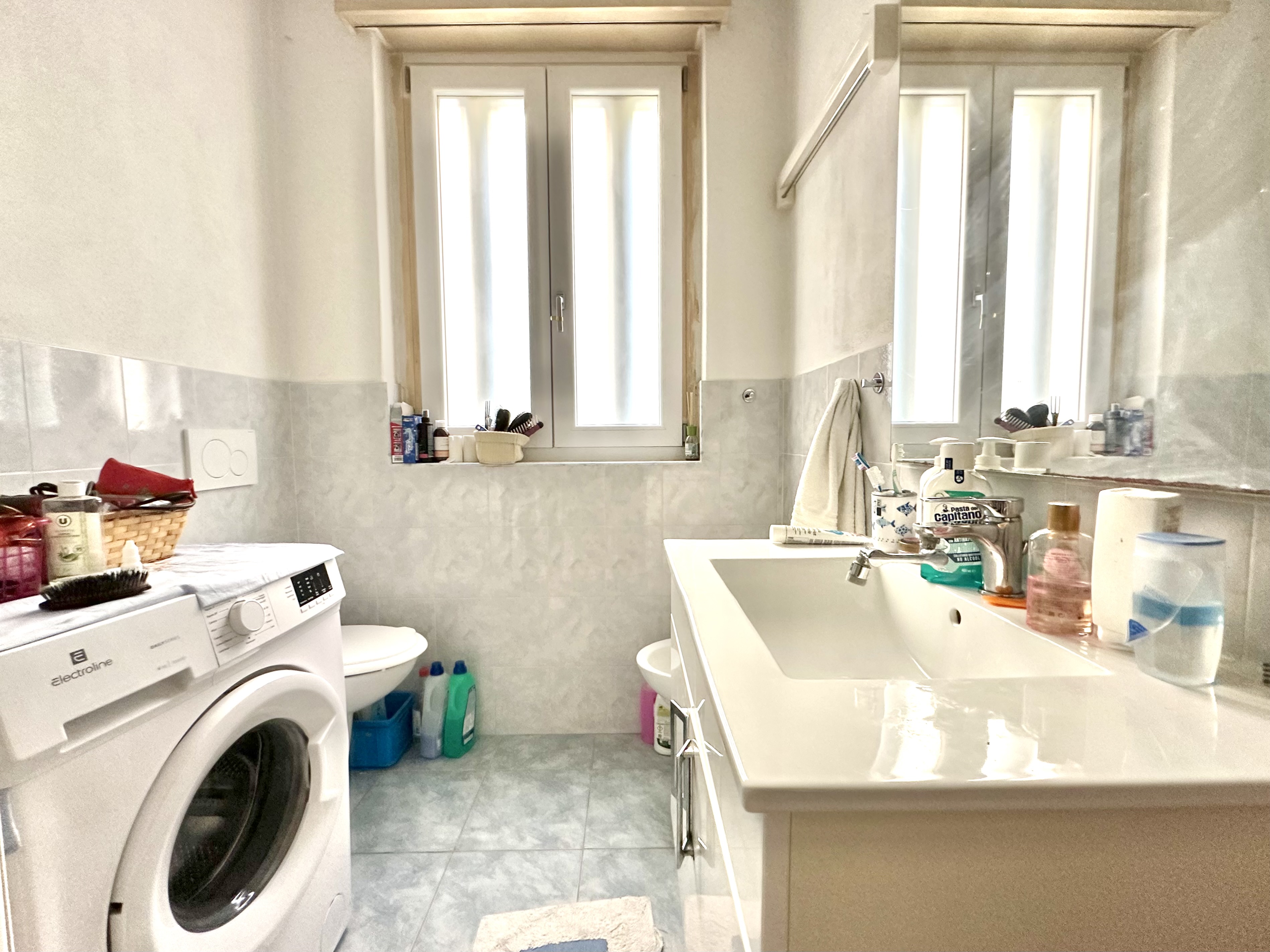 Helles Badezimmer mit Waschmaschine