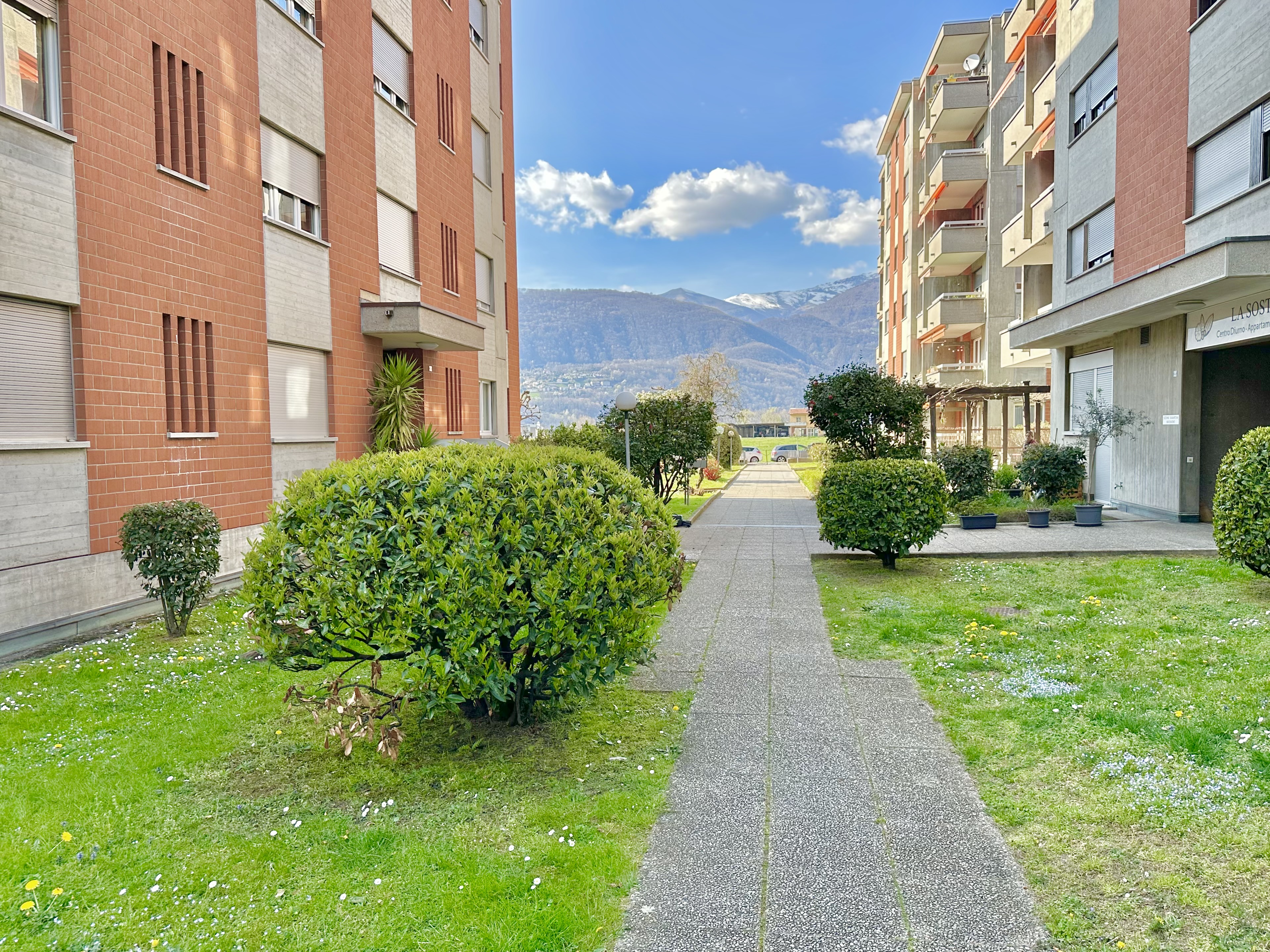 Wohnanlage mit Innenhof und Bergblick
