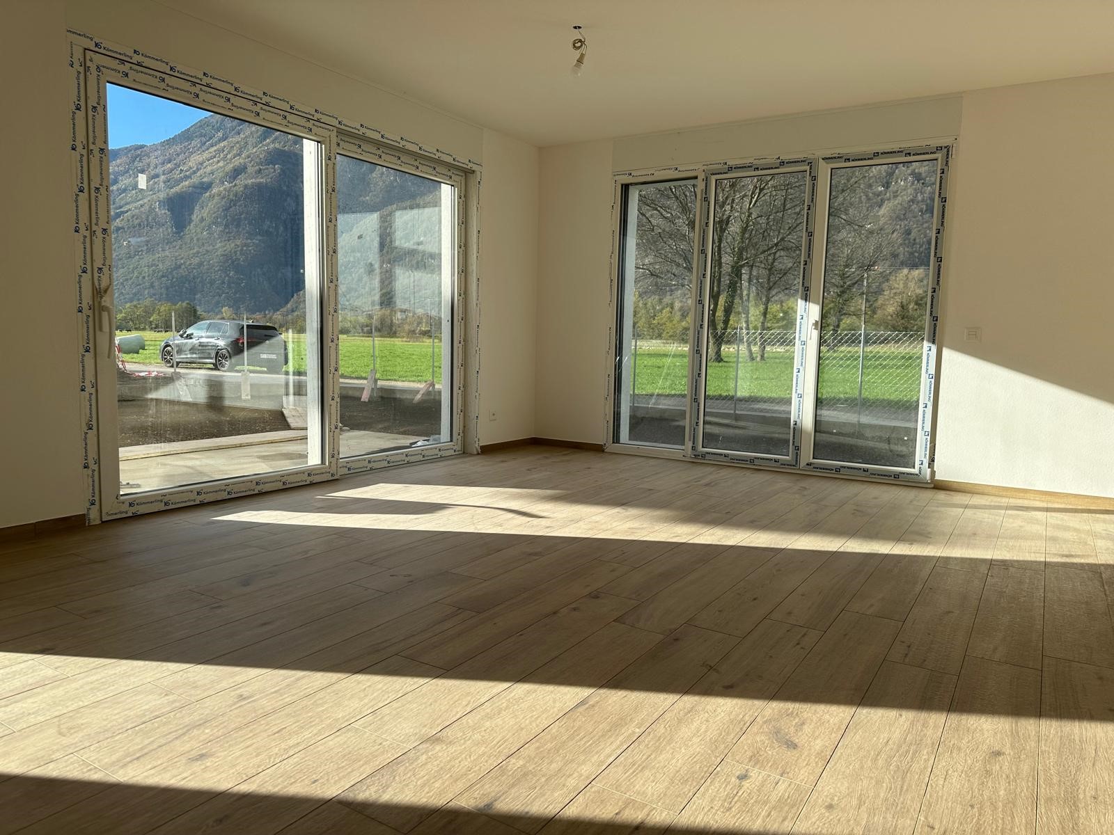 Großer leerer Wohnraum mit Panoramafenstern