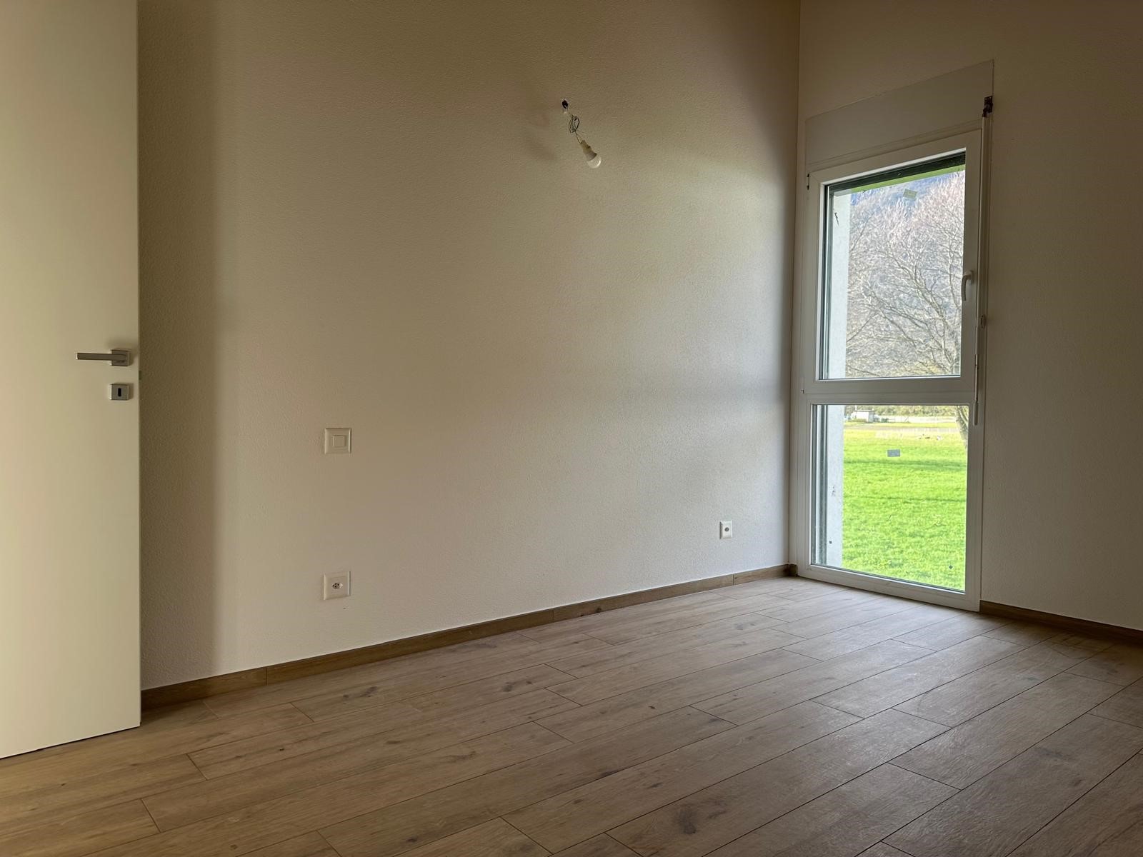 Heller leerer Raum mit großem Fenster