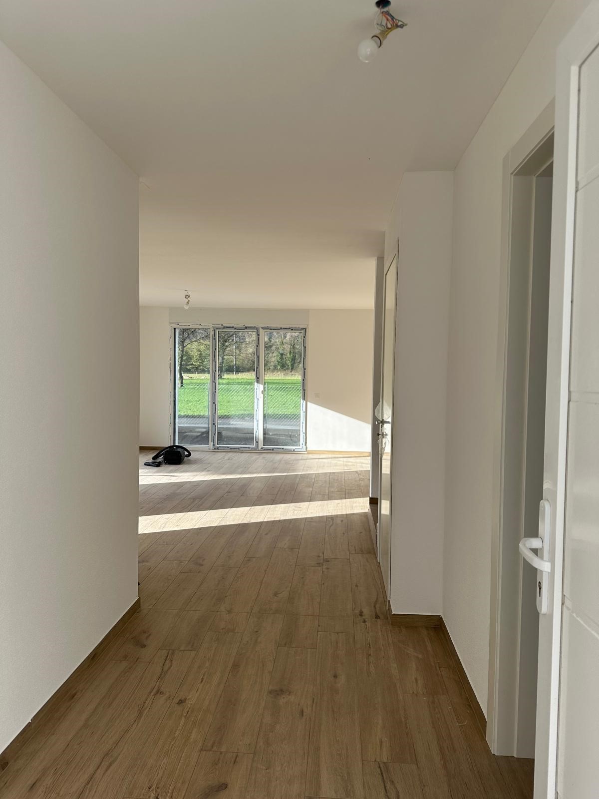Heller Flur mit Blick in den Wohnbereich