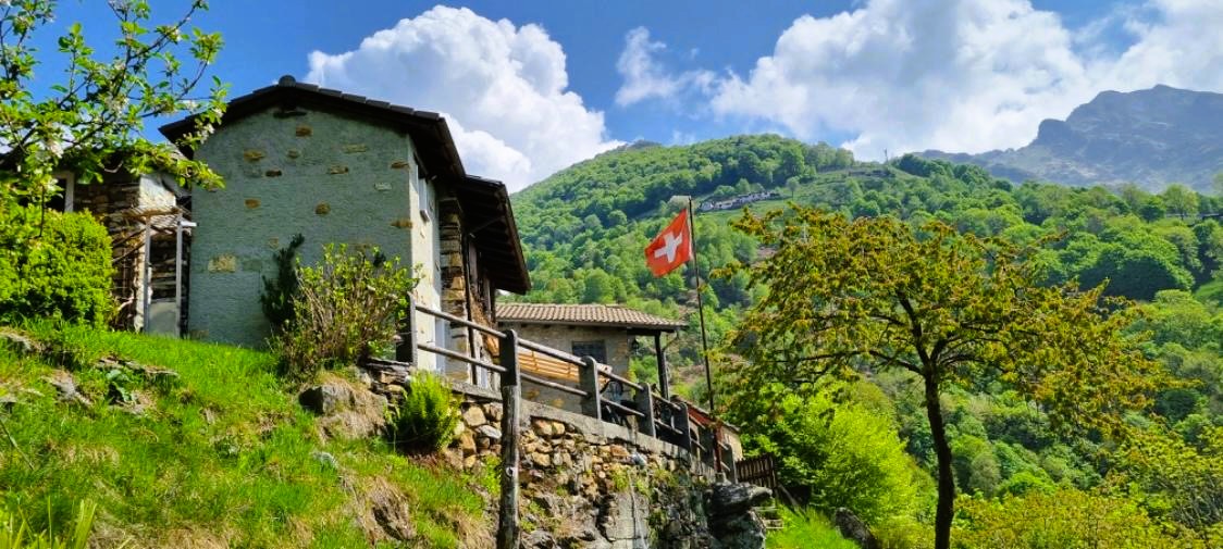 Berglage mit Schweizer Flagge