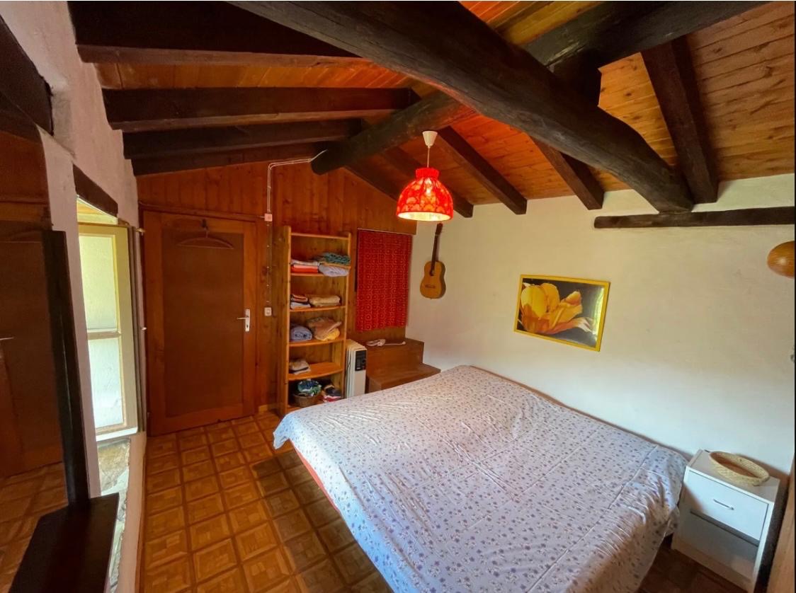 Gemütliches Schlafzimmer mit rustikalem Holzbalken-Dach