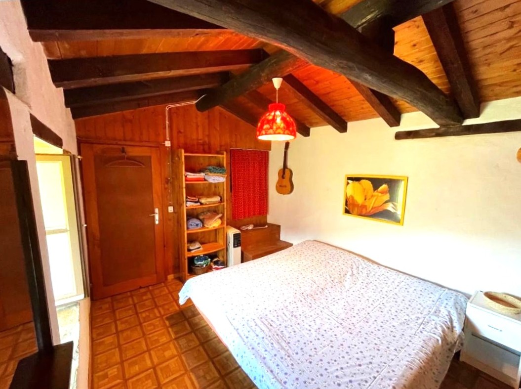 Rustikales Schlafzimmer mit Holzbalkendecke
