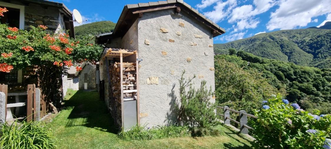 Berghaus mit Garten und Bergpanorama